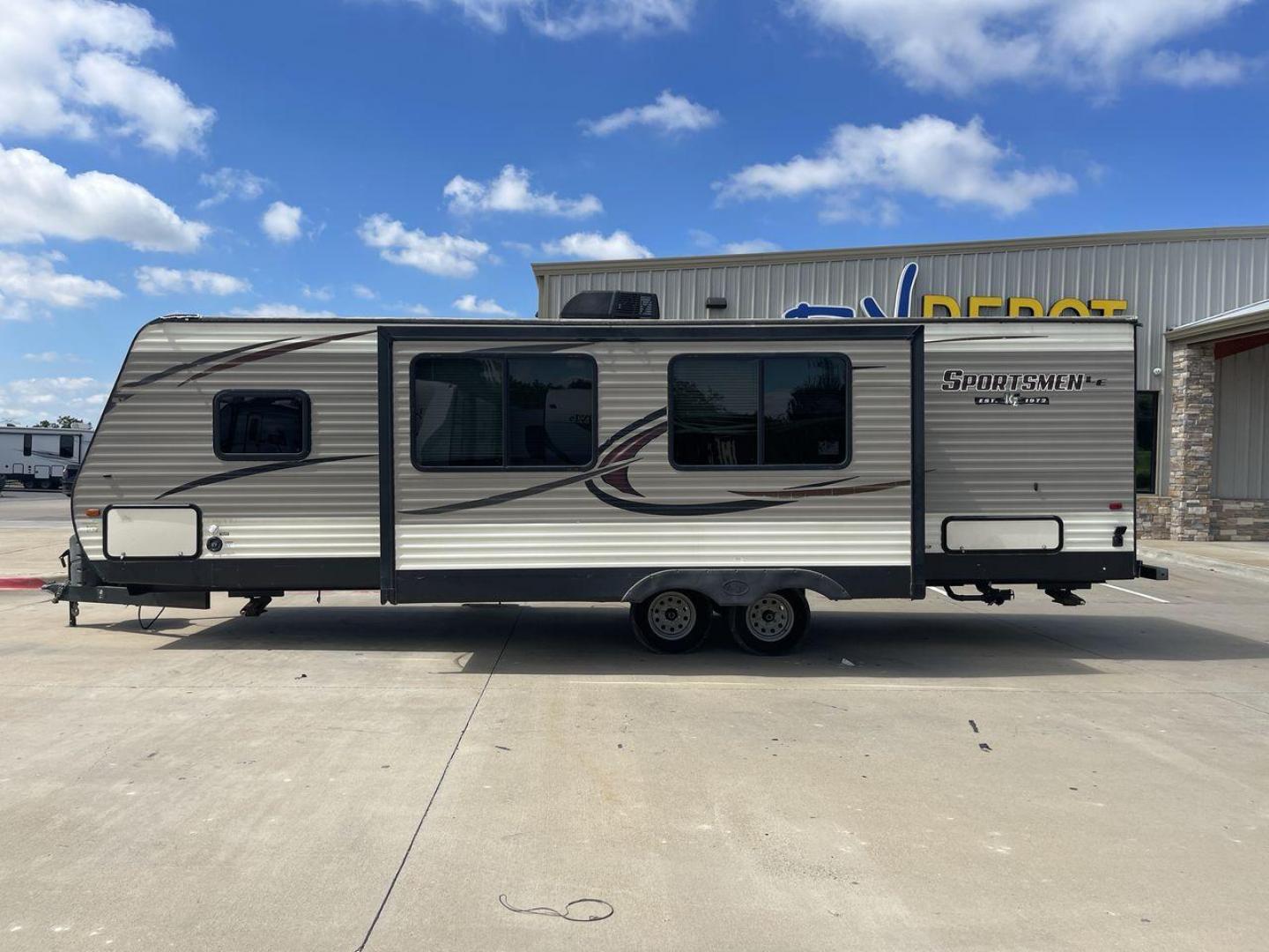 2018 KZ SPREE SPORTSMAN (4EZTU2928J5) , Length: 33.17 ft. | Dry Weight: 6,020 lbs. | Gross Weight: 8,000 lbs. | Slides: 1 transmission, located at 4319 N Main St, Cleburne, TX, 76033, (817) 678-5133, 32.385960, -97.391212 - The 2018 KZ Sportsmen 291BHLE is a versatile and spacious travel trailer designed to accommodate families or groups looking for comfort on the road. Measuring 33.17 feet long, with a dry weight of 6,020 lbs. and a gross weight of 8,000 lbs., this trailer strikes an ideal balance between space and to - Photo#22