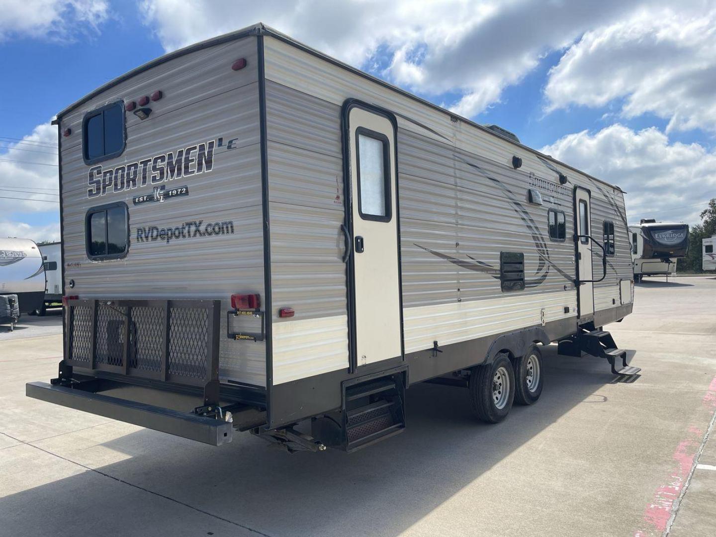 2018 KZ SPREE SPORTSMAN (4EZTU2928J5) , Length: 33.17 ft. | Dry Weight: 6,020 lbs. | Gross Weight: 8,000 lbs. | Slides: 1 transmission, located at 4319 N Main St, Cleburne, TX, 76033, (817) 678-5133, 32.385960, -97.391212 - The 2018 KZ Sportsmen 291BHLE is a versatile and spacious travel trailer designed to accommodate families or groups looking for comfort on the road. Measuring 33.17 feet long, with a dry weight of 6,020 lbs. and a gross weight of 8,000 lbs., this trailer strikes an ideal balance between space and to - Photo#23