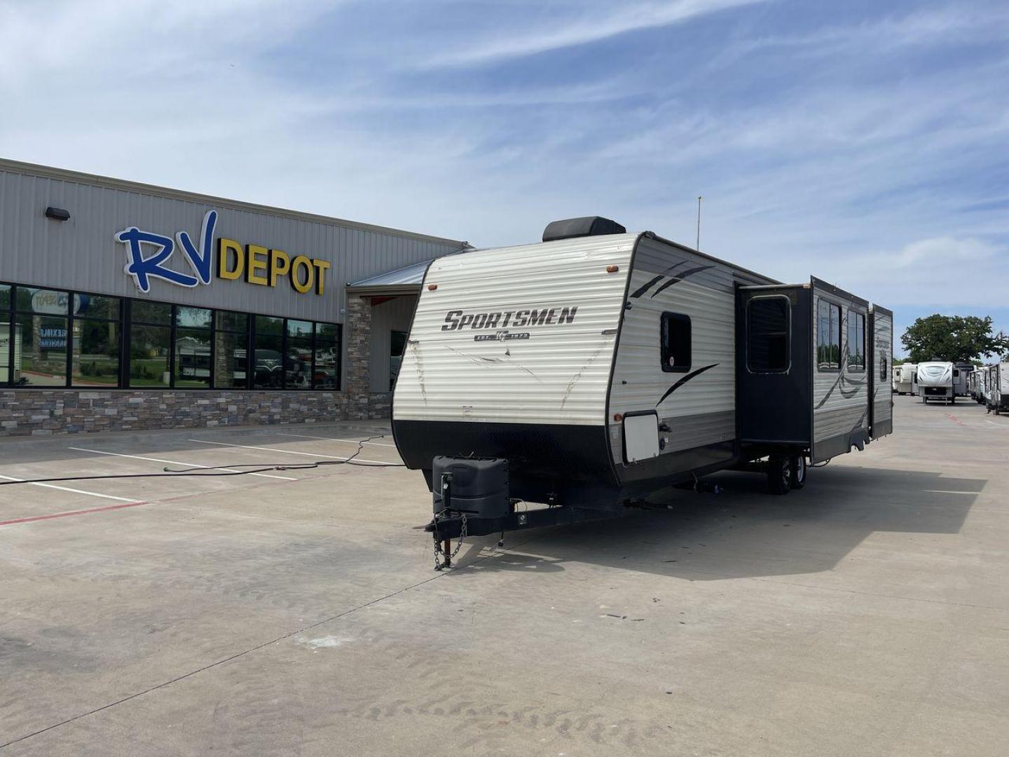 2018 BEIGE K-Z SPORTSMEN 333 BHK (4EZTS3320J5) , Length: 36.67 ft. | Dry Weight: 8,520 lbs. | Gross Weight: 9,995 lbs. | Slides: 3 transmission, located at 4319 N Main St, Cleburne, TX, 76033, (817) 678-5133, 32.385960, -97.391212 - Photo#0