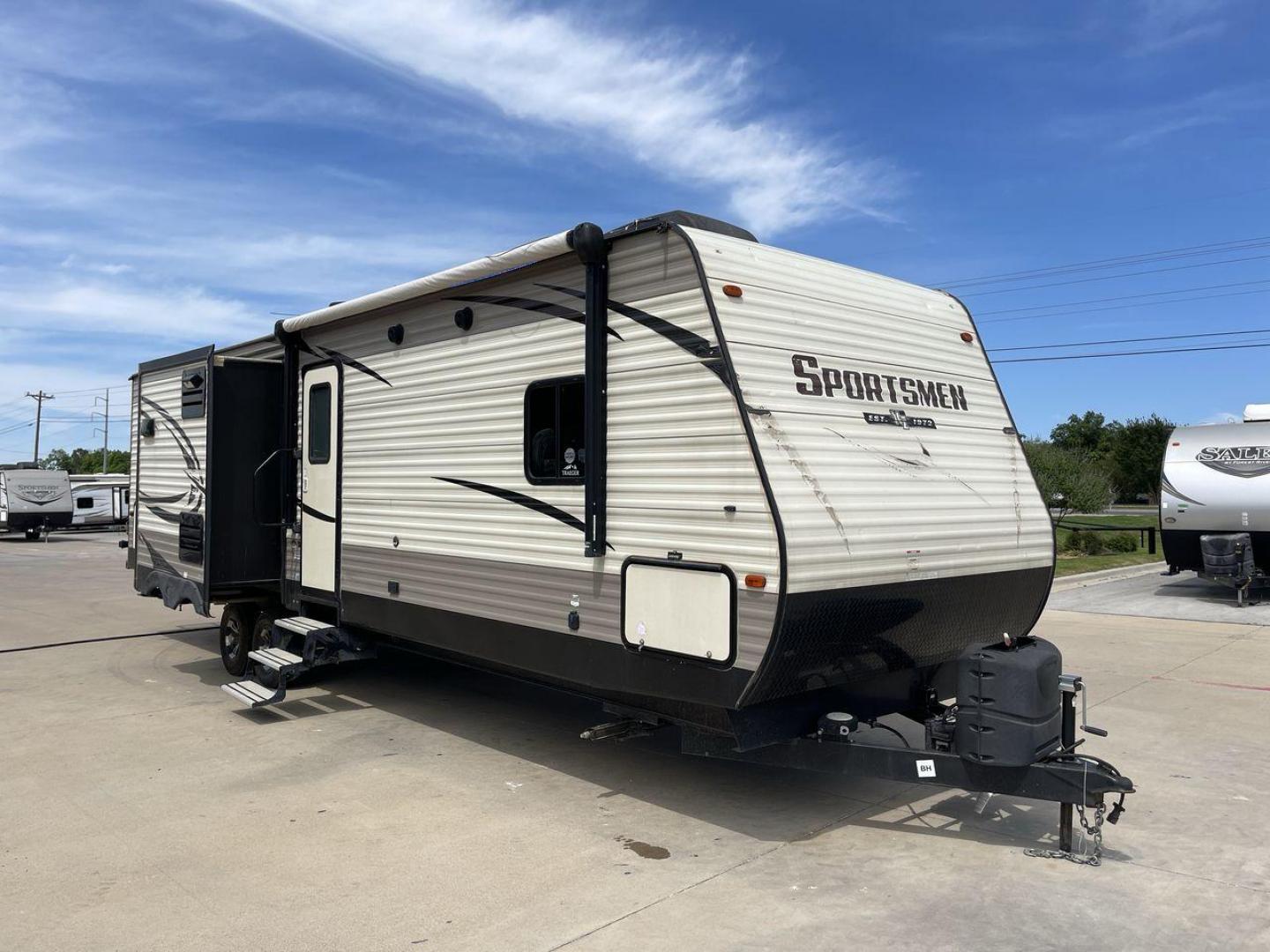 2018 BEIGE K-Z SPORTSMEN 333 BHK (4EZTS3320J5) , Length: 36.67 ft. | Dry Weight: 8,520 lbs. | Gross Weight: 9,995 lbs. | Slides: 3 transmission, located at 4319 N Main St, Cleburne, TX, 76033, (817) 678-5133, 32.385960, -97.391212 - Photo#22