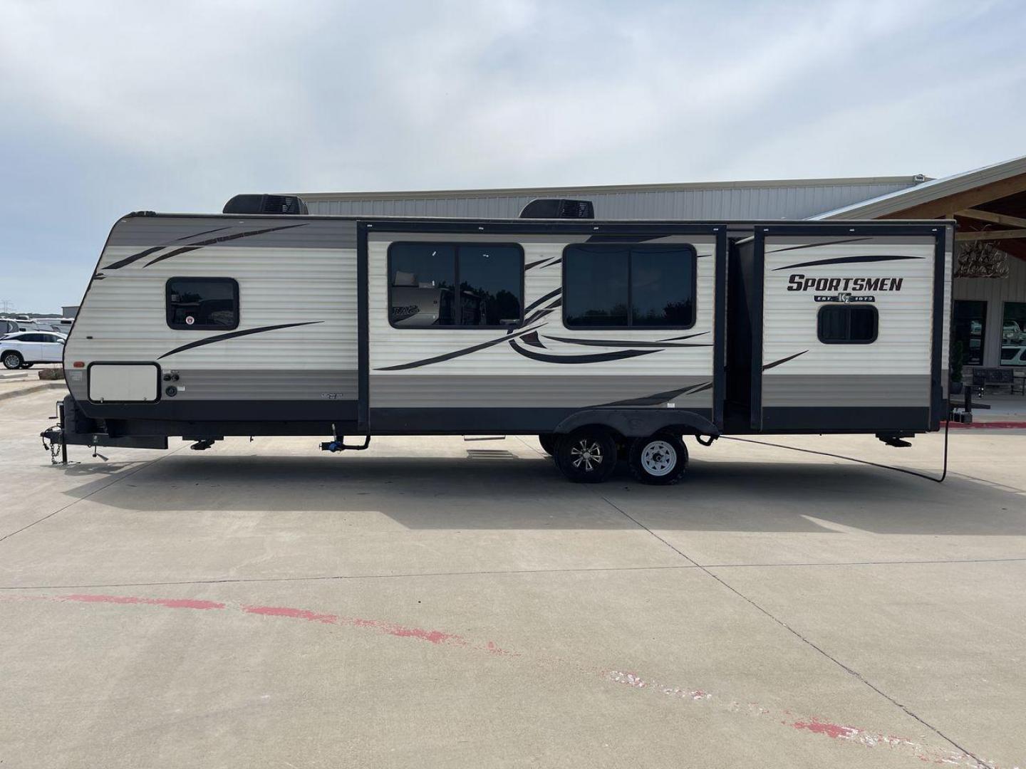 2018 BEIGE K-Z SPORTSMEN 333 BHK (4EZTS3320J5) , Length: 36.67 ft. | Dry Weight: 8,520 lbs. | Gross Weight: 9,995 lbs. | Slides: 3 transmission, located at 4319 N Main St, Cleburne, TX, 76033, (817) 678-5133, 32.385960, -97.391212 - Photo#23