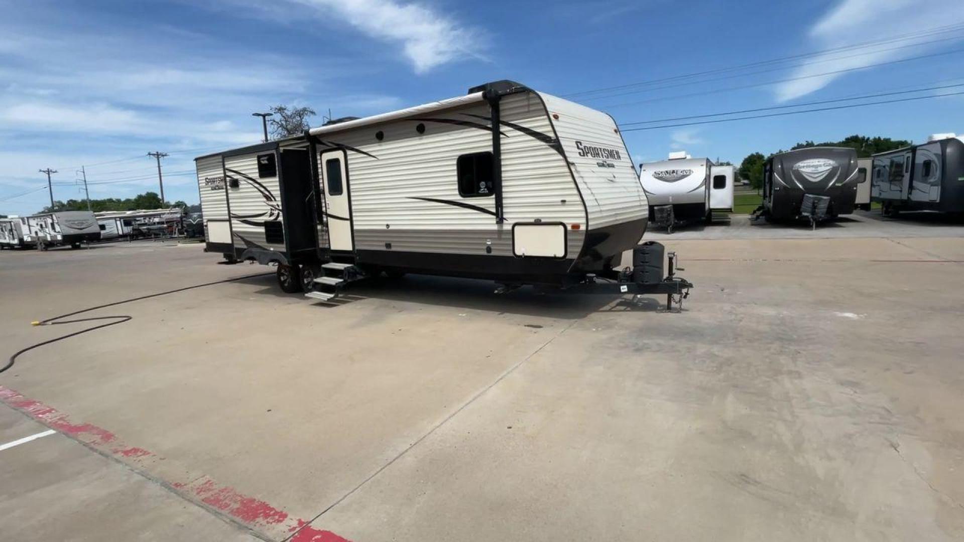 2018 BEIGE K-Z SPORTSMEN 333 BHK (4EZTS3320J5) , Length: 36.67 ft. | Dry Weight: 8,520 lbs. | Gross Weight: 9,995 lbs. | Slides: 3 transmission, located at 4319 N Main St, Cleburne, TX, 76033, (817) 678-5133, 32.385960, -97.391212 - Photo#3