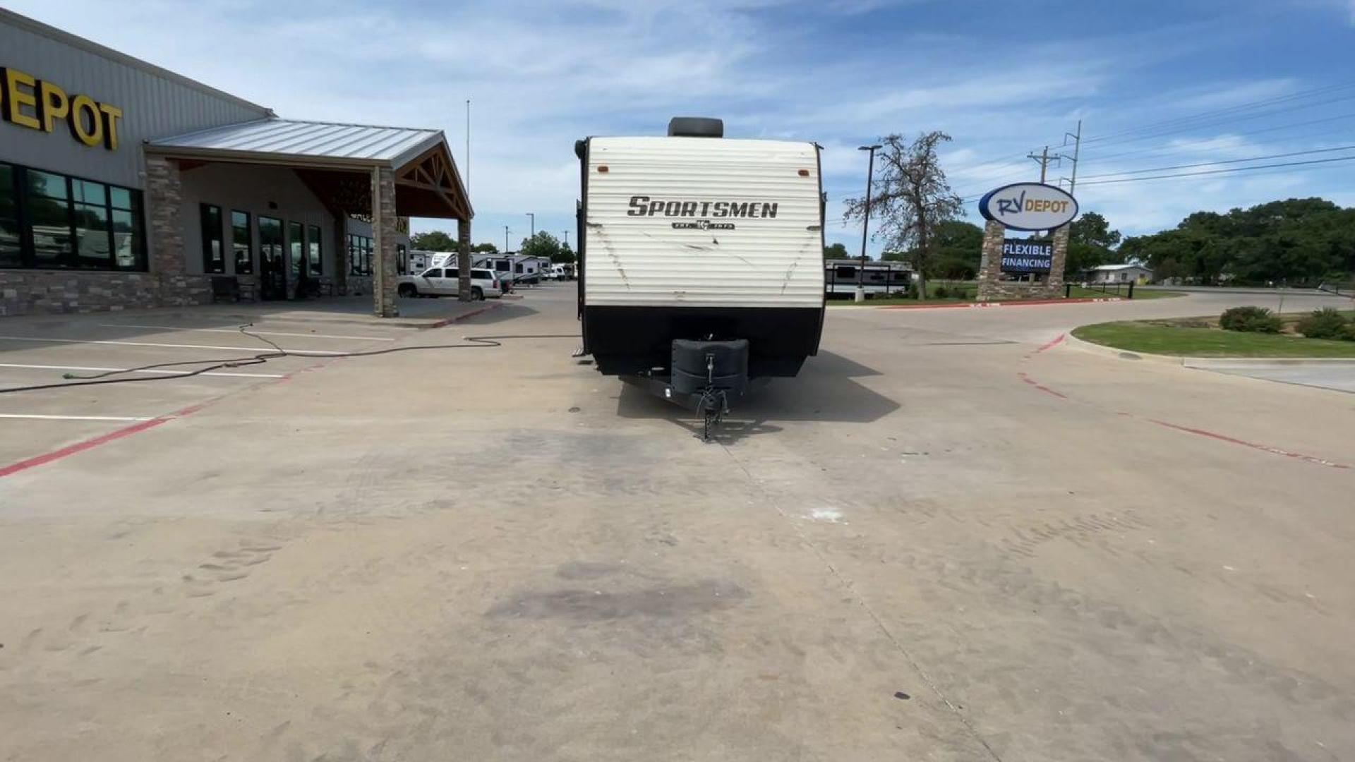 2018 BEIGE K-Z SPORTSMEN 333 BHK (4EZTS3320J5) , Length: 36.67 ft. | Dry Weight: 8,520 lbs. | Gross Weight: 9,995 lbs. | Slides: 3 transmission, located at 4319 N Main St, Cleburne, TX, 76033, (817) 678-5133, 32.385960, -97.391212 - Photo#4