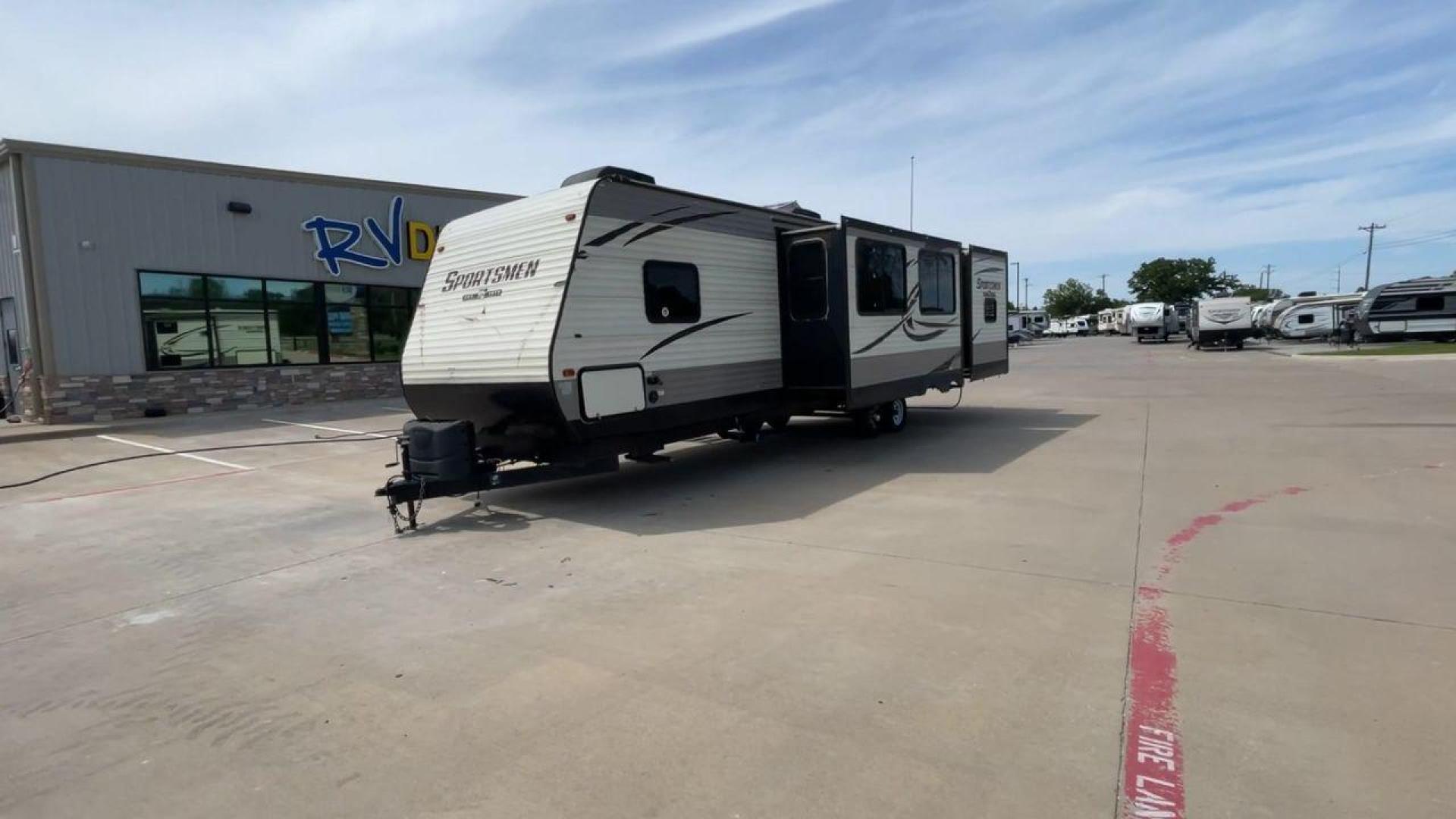 2018 BEIGE K-Z SPORTSMEN 333 BHK (4EZTS3320J5) , Length: 36.67 ft. | Dry Weight: 8,520 lbs. | Gross Weight: 9,995 lbs. | Slides: 3 transmission, located at 4319 N Main St, Cleburne, TX, 76033, (817) 678-5133, 32.385960, -97.391212 - Photo#5