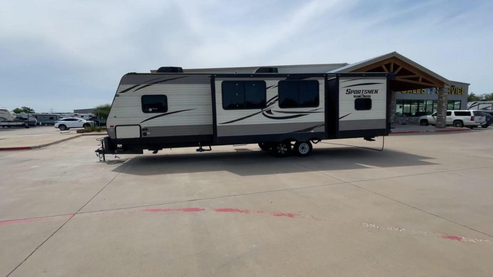 2018 BEIGE K-Z SPORTSMEN 333 BHK (4EZTS3320J5) , Length: 36.67 ft. | Dry Weight: 8,520 lbs. | Gross Weight: 9,995 lbs. | Slides: 3 transmission, located at 4319 N Main St, Cleburne, TX, 76033, (817) 678-5133, 32.385960, -97.391212 - Photo#6