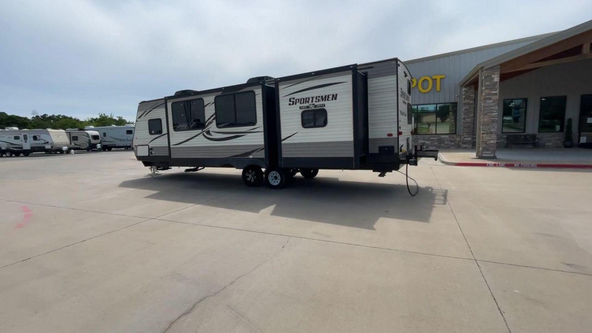 2018 BEIGE K-Z SPORTSMEN 333 BHK (4EZTS3320J5) , Length: 36.67 ft. | Dry Weight: 8,520 lbs. | Gross Weight: 9,995 lbs. | Slides: 3 transmission, located at 4319 N Main St, Cleburne, TX, 76033, (817) 678-5133, 32.385960, -97.391212 - Photo#7