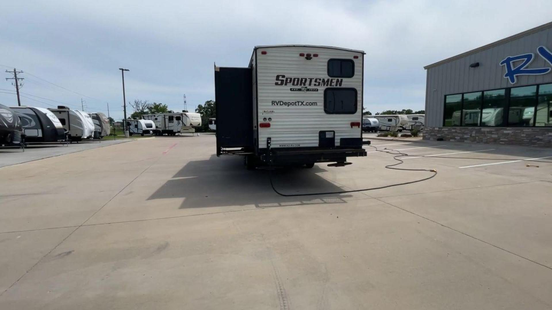 2018 BEIGE K-Z SPORTSMEN 333 BHK (4EZTS3320J5) , Length: 36.67 ft. | Dry Weight: 8,520 lbs. | Gross Weight: 9,995 lbs. | Slides: 3 transmission, located at 4319 N Main St, Cleburne, TX, 76033, (817) 678-5133, 32.385960, -97.391212 - Photo#8