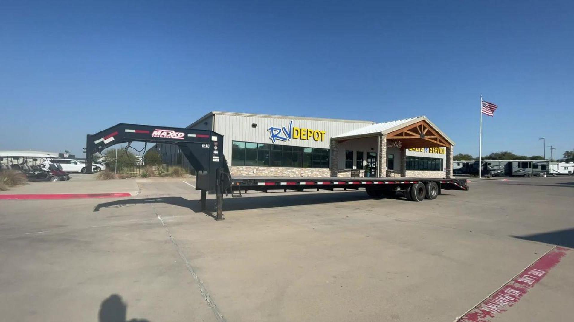 2018 BLACK MAXEY TRAILERS LDX 40 - (5R8GF4027JM) , located at 4319 N Main St, Cleburne, TX, 76033, (817) 678-5133, 32.385960, -97.391212 - The 2018 Maxey Trailers LDX40 is a top-notch utility trailer that excels in handling a diverse array of hauling tasks. This trailer is perfect for effortlessly transporting equipment, materials, and cargo, thanks to its sturdy construction and adaptable design. The LDX40 is a spacious option, measur - Photo#5