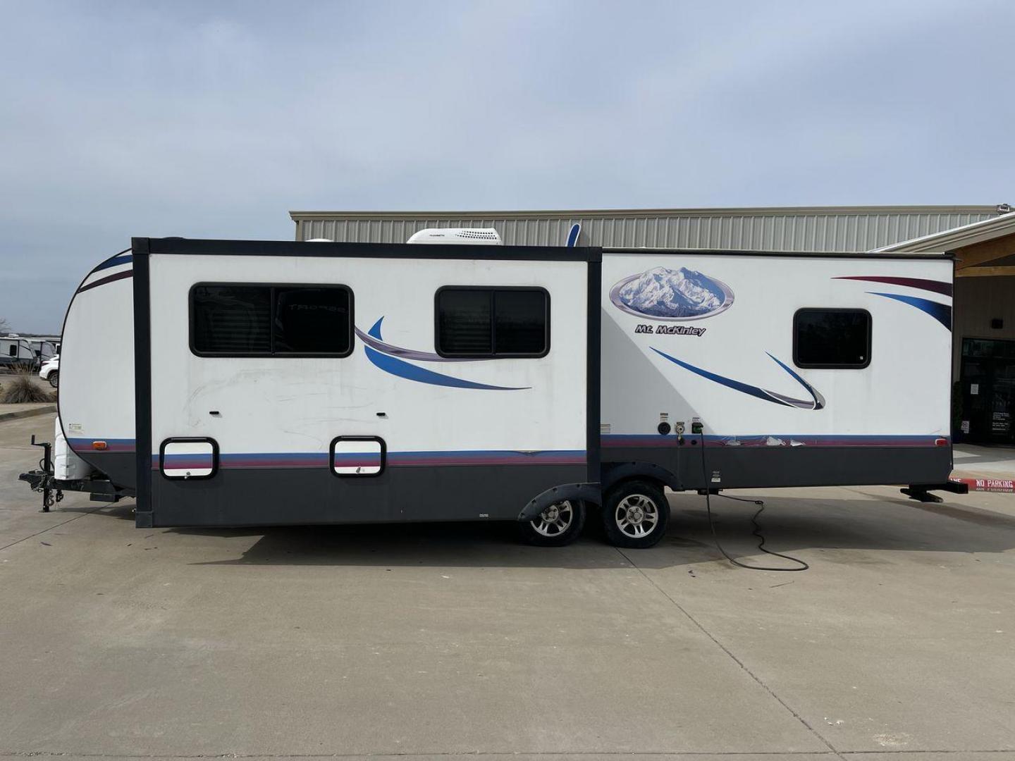 2018 WHITE MT MCKINLEY 830FK (59CCC3221JL) , Length: 32 ft | Dry Weight: 5,660 lbs. | Slides: 1 transmission, located at 4319 N Main St, Cleburne, TX, 76033, (817) 678-5133, 32.385960, -97.391212 - Take the 2018 Mt. McKinley 830FK Travel Trailer on your upcoming journey. This travel trailer provides a well-thought-out living area for your outdoor adventures, all while being tailored for comfort and convenience. This unit measures 32 ft in length by 8 ft in width. It has a dry weight of 5,66 - Photo#21