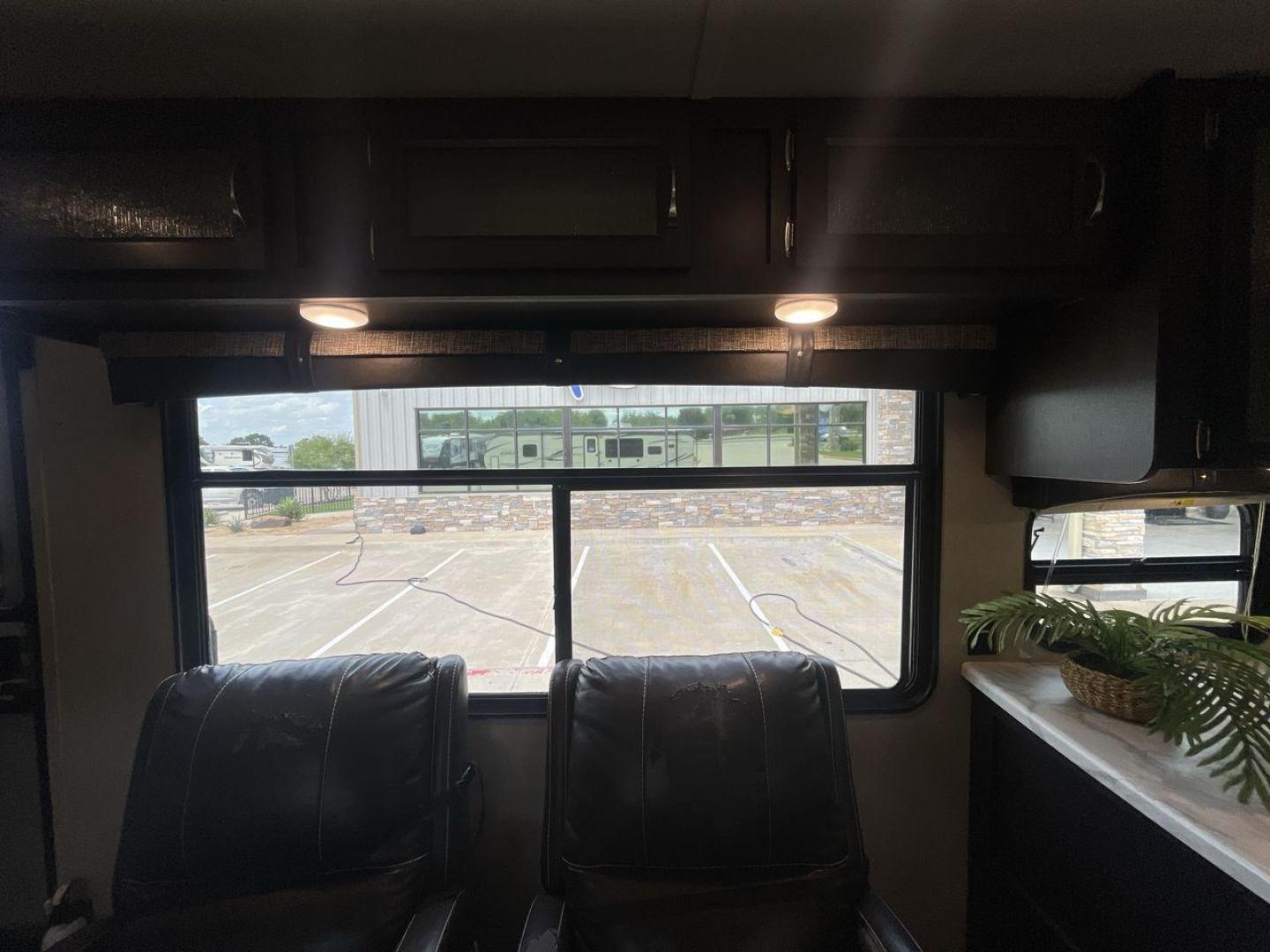 2018 PALOMINO PUMA 32RKTS (4X4TPUH24JP) , located at 4319 N Main St, Cleburne, TX, 76033, (817) 678-5133, 32.385960, -97.391212 - Photo#11