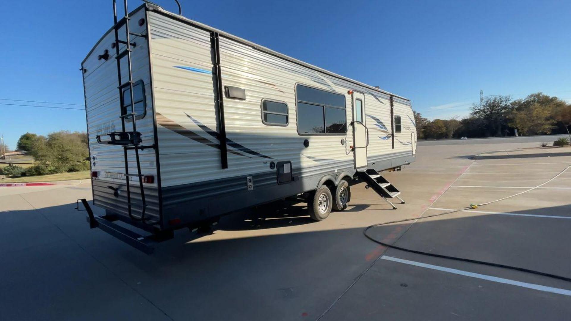 2018 PALOMINO PUMA 32RKTS (4X4TPUH24JP) , located at 4319 N Main St, Cleburne, TX, 76033, (817) 678-5133, 32.385960, -97.391212 - Photo#1