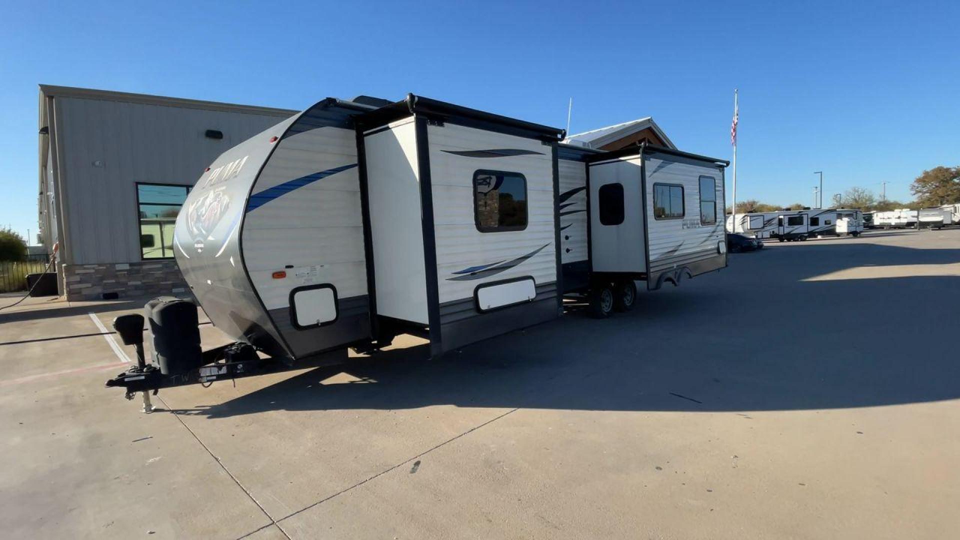 2018 PALOMINO PUMA 32RKTS (4X4TPUH24JP) , located at 4319 N Main St, Cleburne, TX, 76033, (817) 678-5133, 32.385960, -97.391212 - Photo#5