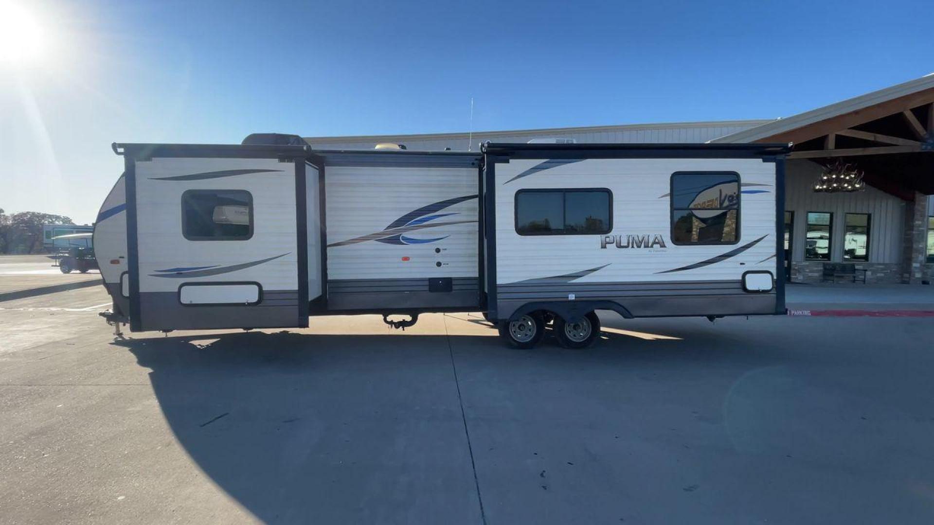 2018 PALOMINO PUMA 32RKTS (4X4TPUH24JP) , located at 4319 N Main St, Cleburne, TX, 76033, (817) 678-5133, 32.385960, -97.391212 - Photo#6