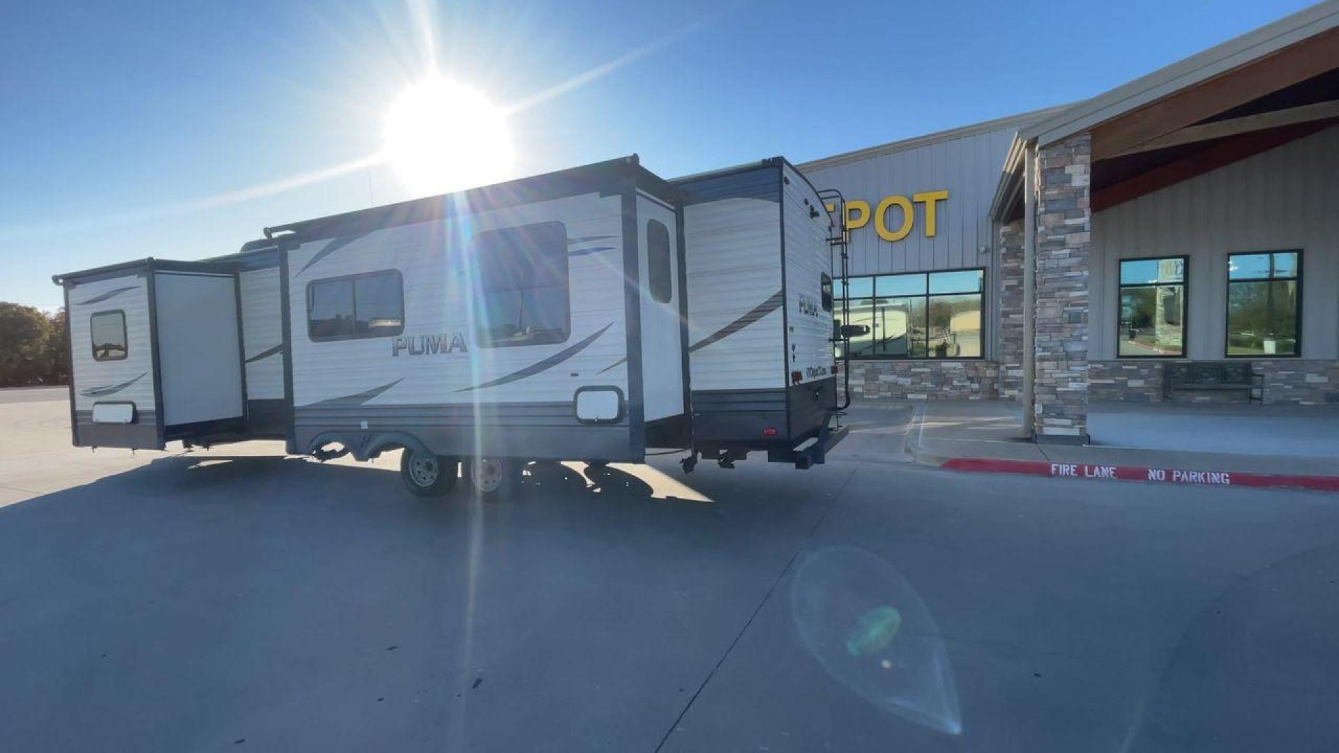 2018 PALOMINO PUMA 32RKTS (4X4TPUH24JP) , located at 4319 N Main St, Cleburne, TX, 76033, (817) 678-5133, 32.385960, -97.391212 - Photo#7