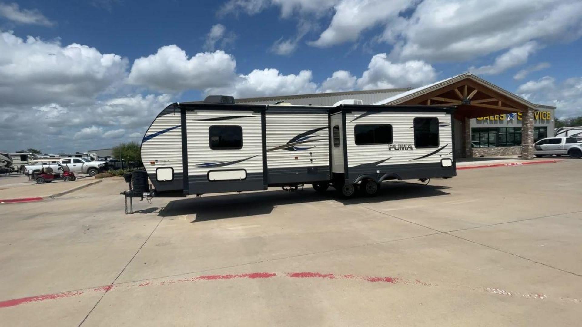 2018 PALOMINO PUMA 32RKTS (4X4TPUH24JP) , located at 4319 N Main St, Cleburne, TX, 76033, (817) 678-5133, 32.385960, -97.391212 - Photo#6