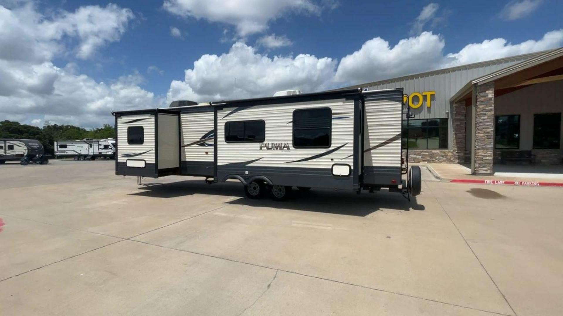 2018 PALOMINO PUMA 32RKTS (4X4TPUH24JP) , located at 4319 N Main St, Cleburne, TX, 76033, (817) 678-5133, 32.385960, -97.391212 - Photo#7