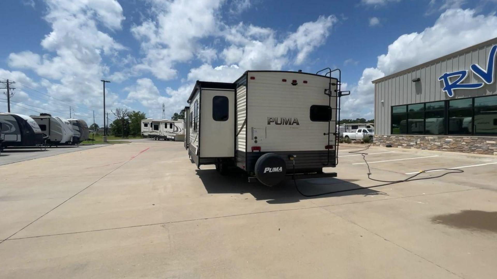 2018 PALOMINO PUMA 32RKTS (4X4TPUH24JP) , located at 4319 N Main St, Cleburne, TX, 76033, (817) 678-5133, 32.385960, -97.391212 - Photo#8