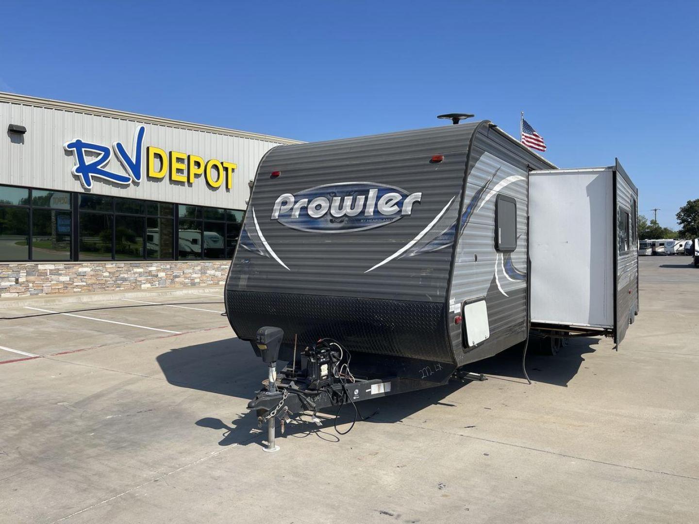 2018 GRAY PROWLER 272LX - (5SFPB3024JE) , Length: 30.6 ft. | Dry Weight: 6,188 lbs. | Gross Weight: 7,500 lbs. | Slides: 1 transmission, located at 4319 N Main St, Cleburne, TX, 76033, (817) 678-5133, 32.385960, -97.391212 - Photo#0