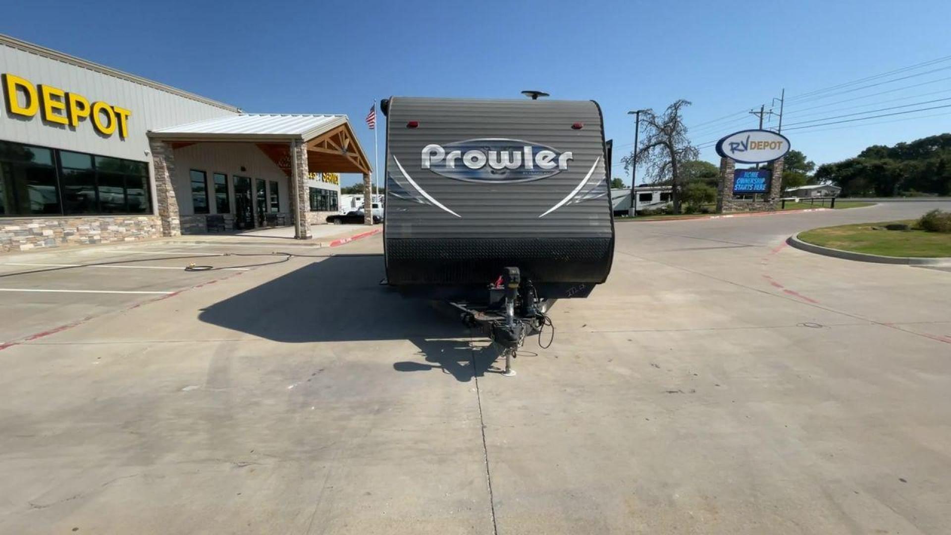 2018 GRAY PROWLER 272LX - (5SFPB3024JE) , Length: 30.6 ft. | Dry Weight: 6,188 lbs. | Gross Weight: 7,500 lbs. | Slides: 1 transmission, located at 4319 N Main St, Cleburne, TX, 76033, (817) 678-5133, 32.385960, -97.391212 - Photo#4