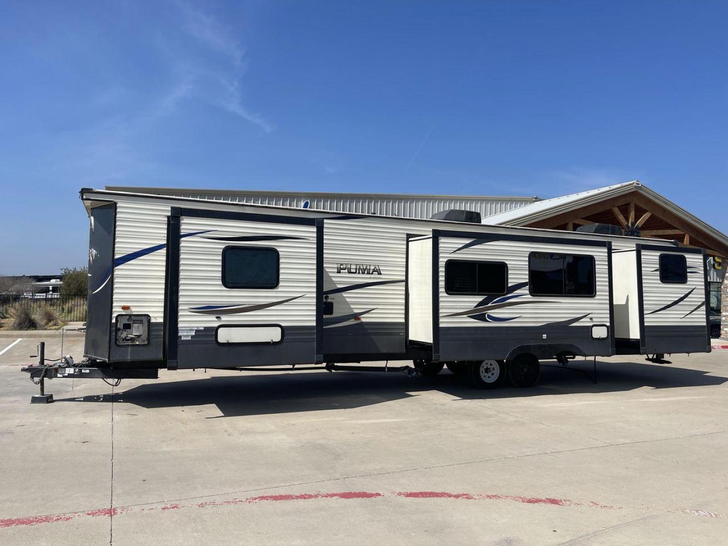 2018 PUMA 39PQB - (4X4TPUR2XJP) , located at 4319 N Main St, Cleburne, TX, 76033, (817) 678-5133, 32.385960, -97.391212 - Photo#24