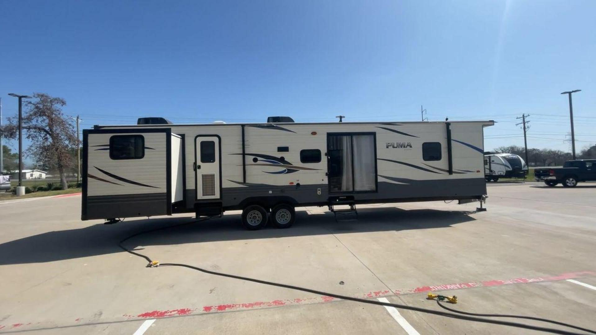 2018 PUMA 39PQB - (4X4TPUR2XJP) , located at 4319 N Main St, Cleburne, TX, 76033, (817) 678-5133, 32.385960, -97.391212 - Photo#2