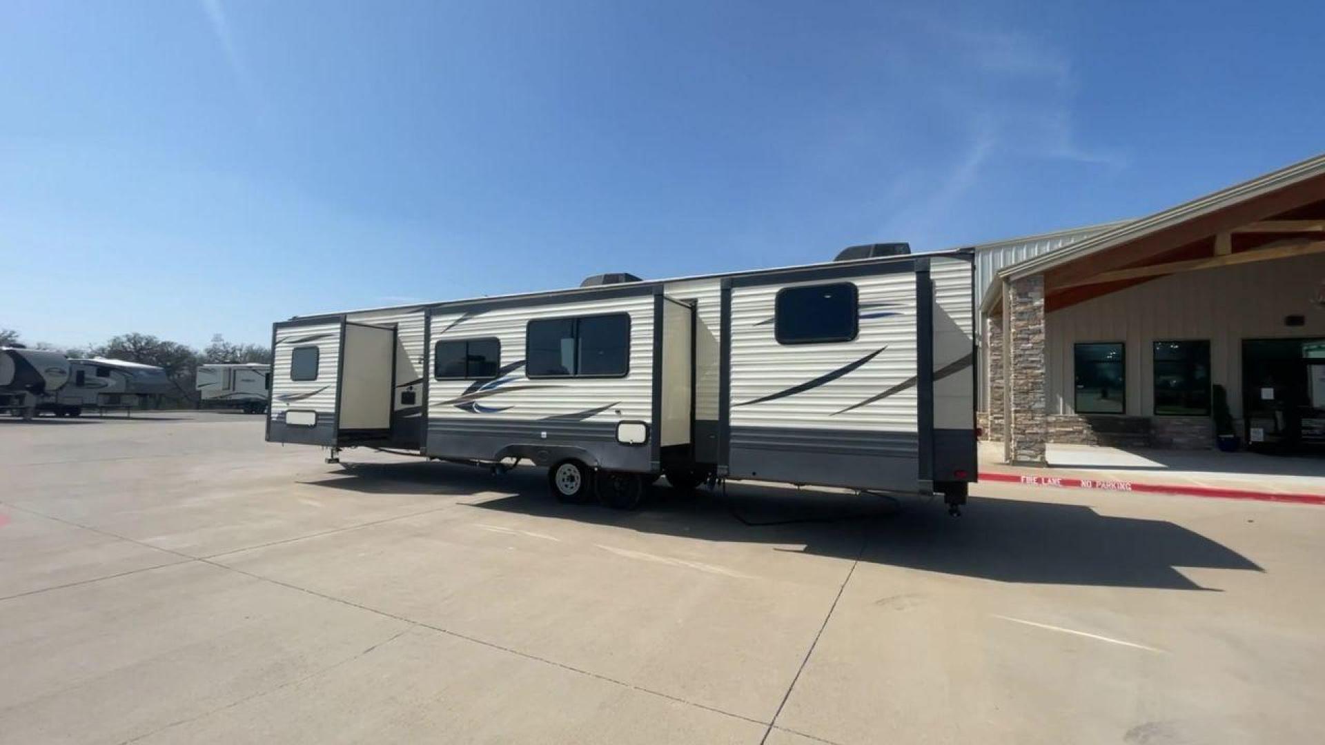 2018 PUMA 39PQB - (4X4TPUR2XJP) , located at 4319 N Main St, Cleburne, TX, 76033, (817) 678-5133, 32.385960, -97.391212 - Photo#7