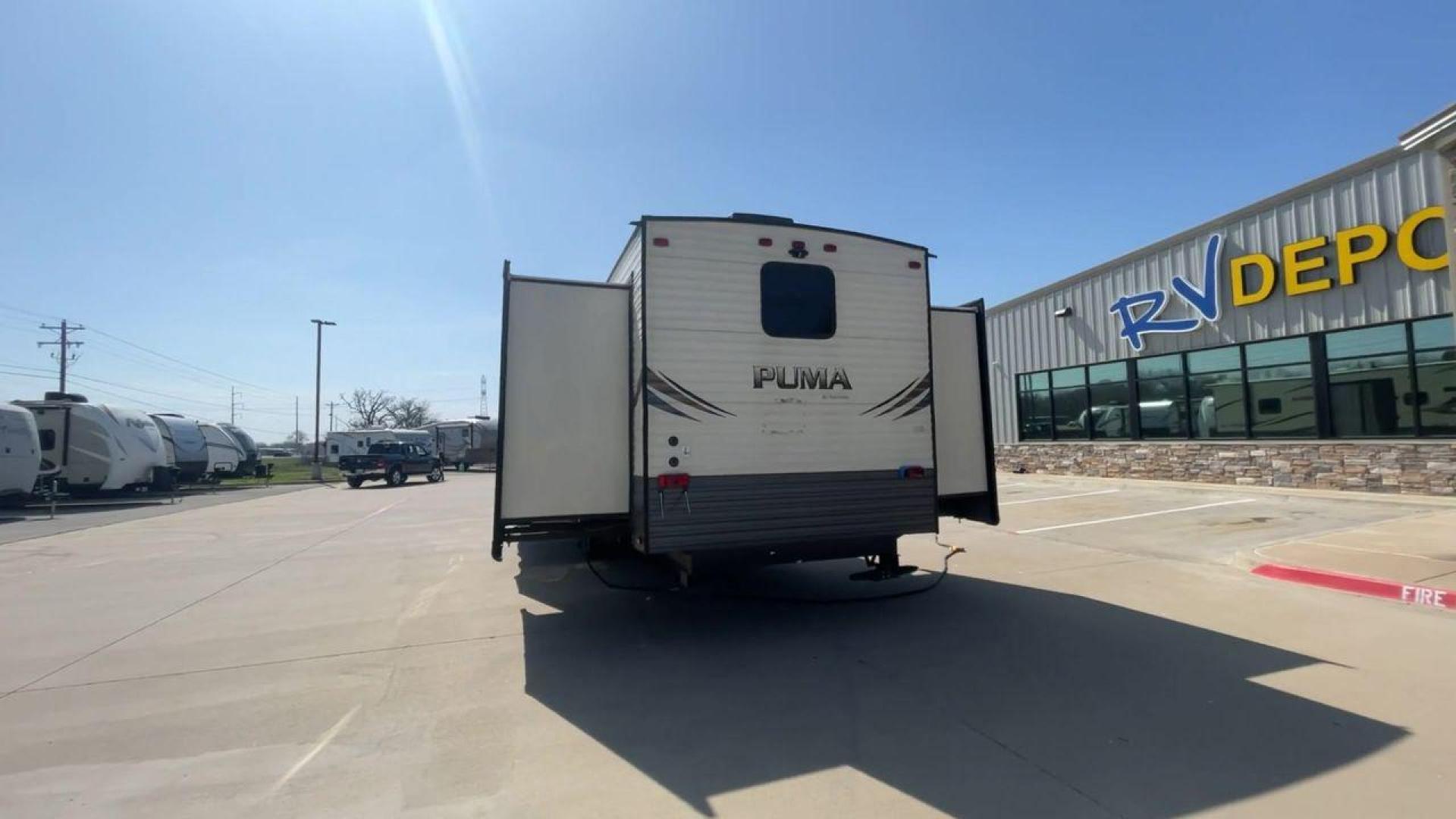 2018 PUMA 39PQB - (4X4TPUR2XJP) , located at 4319 N Main St, Cleburne, TX, 76033, (817) 678-5133, 32.385960, -97.391212 - Photo#8