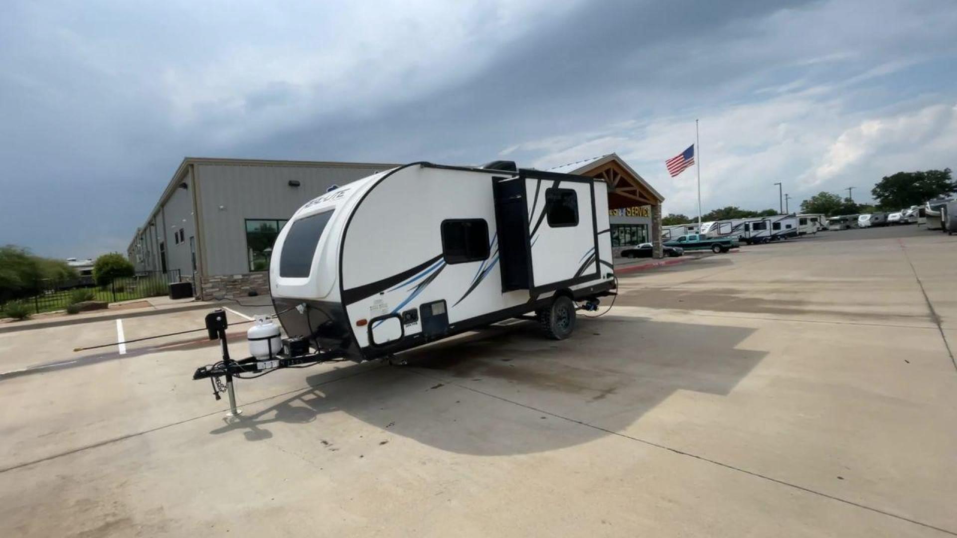 2018 WHITE REAL-LITE 181 (4X4TPAT18JN) , Length: 21.67 ft. | Dry Weight: 3,032 lbs. | Gross Weight: 3,906 lbs. | Slides: 1 transmission, located at 4319 N Main St, Cleburne, TX, 76033, (817) 678-5133, 32.385960, -97.391212 - The 2018 REAL-LITE 181 trailer by Forest River is a compact and versatile travel companion that redefines the essence of camping. With its thoughtfully designed 21-foot frame, this trailer is perfect for those seeking a balance between convenience and functionality. The REAL-LITE 181 boasts a smart - Photo#5