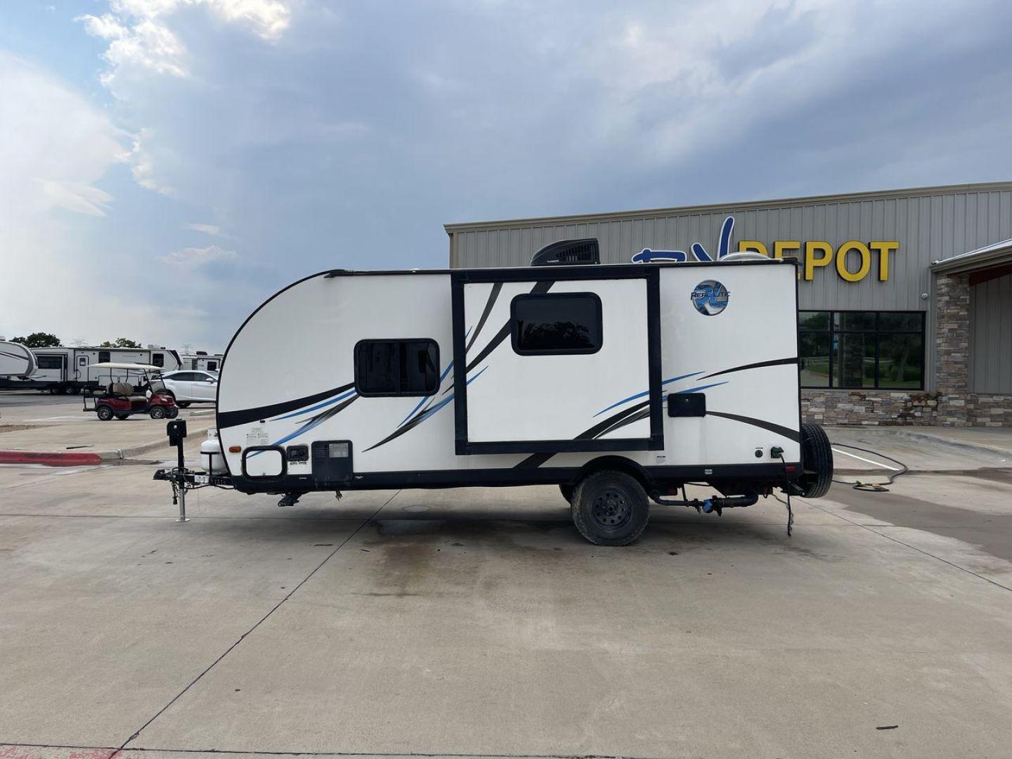 2018 WHITE REAL-LITE 181 (4X4TPAT18JN) , Length: 21.67 ft. | Dry Weight: 3,032 lbs. | Gross Weight: 3,906 lbs. | Slides: 1 transmission, located at 4319 N Main St, Cleburne, TX, 76033, (817) 678-5133, 32.385960, -97.391212 - The 2018 REAL-LITE 181 trailer by Forest River is a compact and versatile travel companion that redefines the essence of camping. With its thoughtfully designed 21-foot frame, this trailer is perfect for those seeking a balance between convenience and functionality. The REAL-LITE 181 boasts a smart - Photo#22