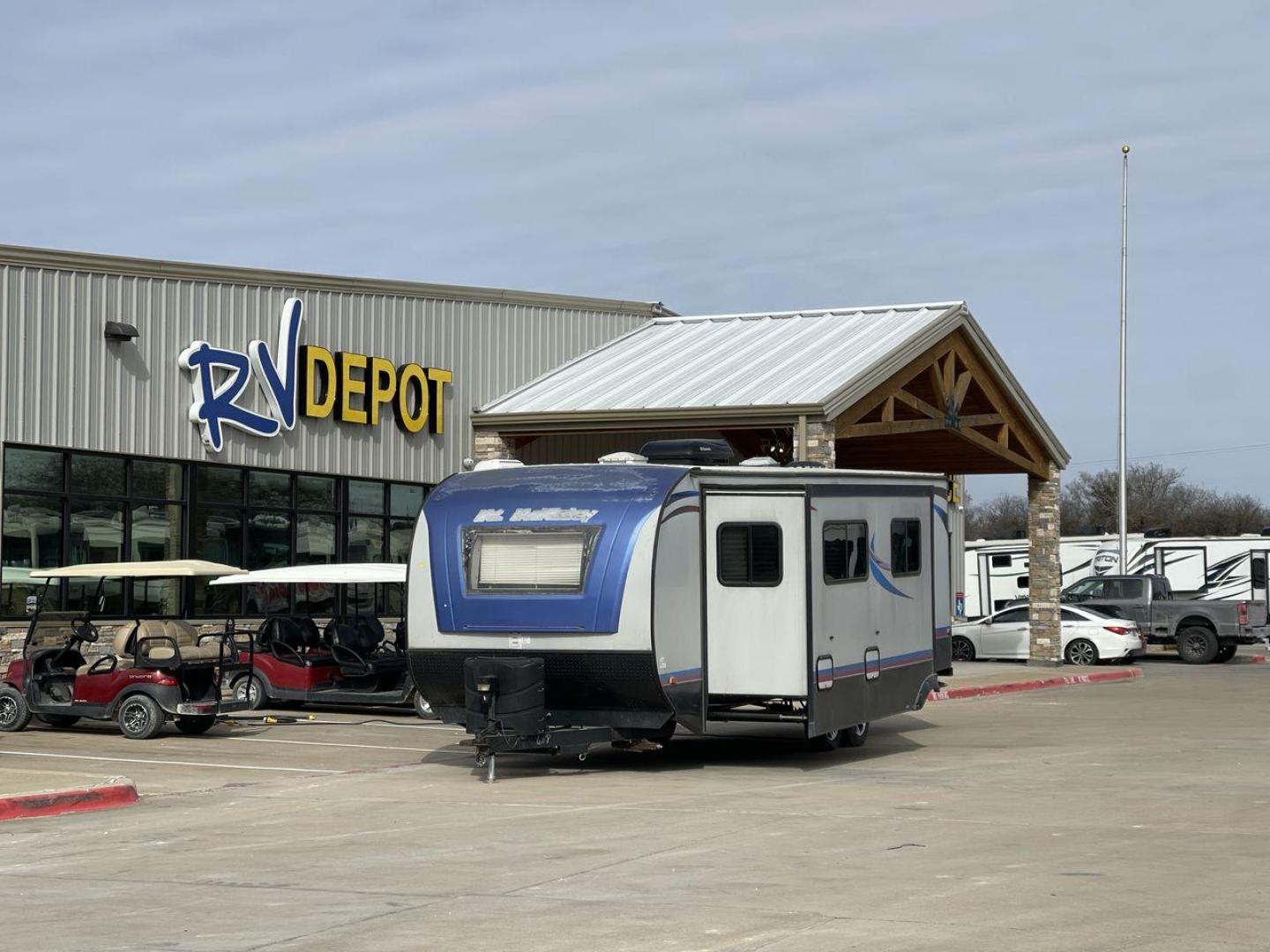 2018 GRAY RIVERSIDE MT MCKINLEY 830FK - (59CCC3223JL) , Length: 32 ft | Dry Weight: 5660 lbs | Slides: 1 transmission, located at 4319 N Main St, Cleburne, TX, 76033, (817) 678-5133, 32.385960, -97.391212 - With so much floor space to spare, the Riverside RV 830FK Mt. McKinley single slide travel trailer is the perfect way to start your next camping trip. This unit measures 32 ft in length, 8 ft in width, and 10.5 ft in height. It has a dry weight of 5,660 lbs., with a cargo capacity of 1,975 lbs., - Photo#0