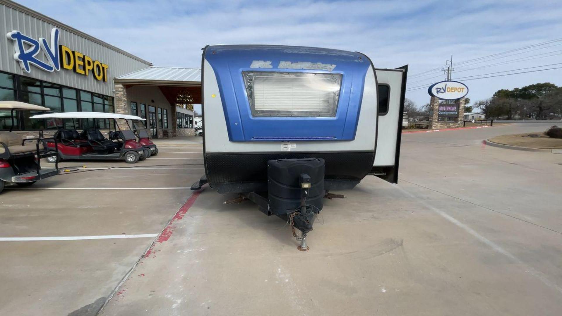 2018 GRAY RIVERSIDE MT MCKINLEY 830FK - (59CCC3223JL) , Length: 32 ft | Dry Weight: 5660 lbs | Slides: 1 transmission, located at 4319 N Main St, Cleburne, TX, 76033, (817) 678-5133, 32.385960, -97.391212 - With so much floor space to spare, the Riverside RV 830FK Mt. McKinley single slide travel trailer is the perfect way to start your next camping trip. This unit measures 32 ft in length, 8 ft in width, and 10.5 ft in height. It has a dry weight of 5,660 lbs., with a cargo capacity of 1,975 lbs., - Photo#4