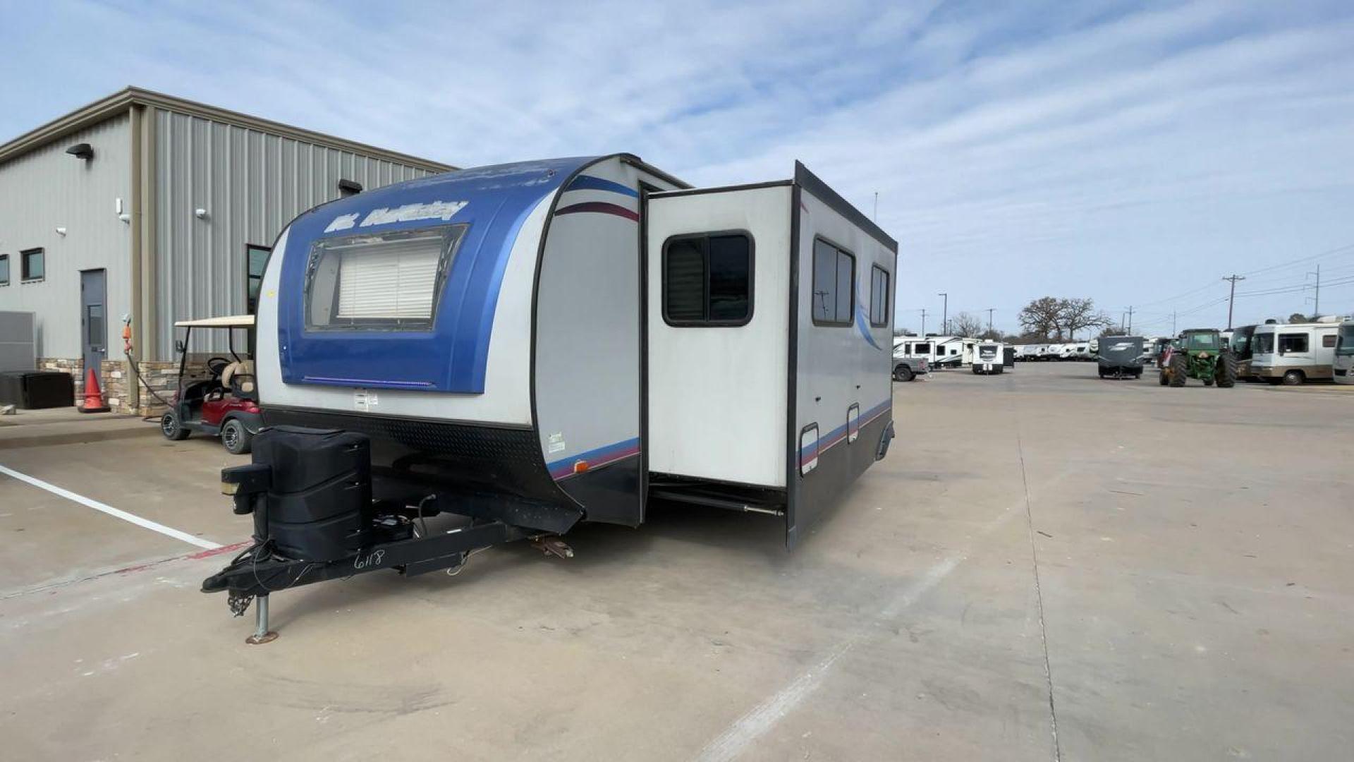 2018 GRAY RIVERSIDE MT MCKINLEY 830FK - (59CCC3223JL) , Length: 32 ft | Dry Weight: 5660 lbs | Slides: 1 transmission, located at 4319 N Main St, Cleburne, TX, 76033, (817) 678-5133, 32.385960, -97.391212 - With so much floor space to spare, the Riverside RV 830FK Mt. McKinley single slide travel trailer is the perfect way to start your next camping trip. This unit measures 32 ft in length, 8 ft in width, and 10.5 ft in height. It has a dry weight of 5,660 lbs., with a cargo capacity of 1,975 lbs., - Photo#5