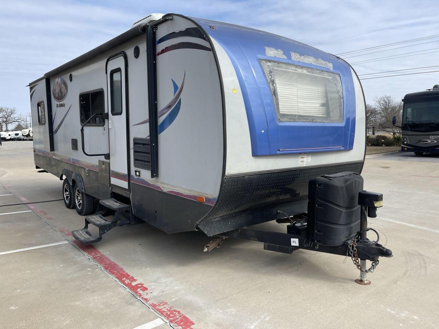 2018 GRAY RIVERSIDE MT MCKINLEY 830FK - (59CCC3223JL) , Length: 32 ft | Dry Weight: 5660 lbs | Slides: 1 transmission, located at 4319 N Main St, Cleburne, TX, 76033, (817) 678-5133, 32.385960, -97.391212 - With so much floor space to spare, the Riverside RV 830FK Mt. McKinley single slide travel trailer is the perfect way to start your next camping trip. This unit measures 32 ft in length, 8 ft in width, and 10.5 ft in height. It has a dry weight of 5,660 lbs., with a cargo capacity of 1,975 lbs., - Photo#22