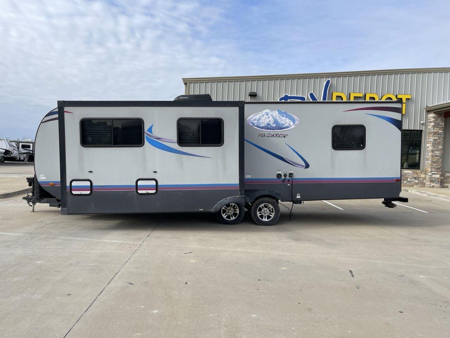 2018 GRAY RIVERSIDE MT MCKINLEY 830FK - (59CCC3223JL) , Length: 32 ft | Dry Weight: 5660 lbs | Slides: 1 transmission, located at 4319 N Main St, Cleburne, TX, 76033, (817) 678-5133, 32.385960, -97.391212 - With so much floor space to spare, the Riverside RV 830FK Mt. McKinley single slide travel trailer is the perfect way to start your next camping trip. This unit measures 32 ft in length, 8 ft in width, and 10.5 ft in height. It has a dry weight of 5,660 lbs., with a cargo capacity of 1,975 lbs., - Photo#23