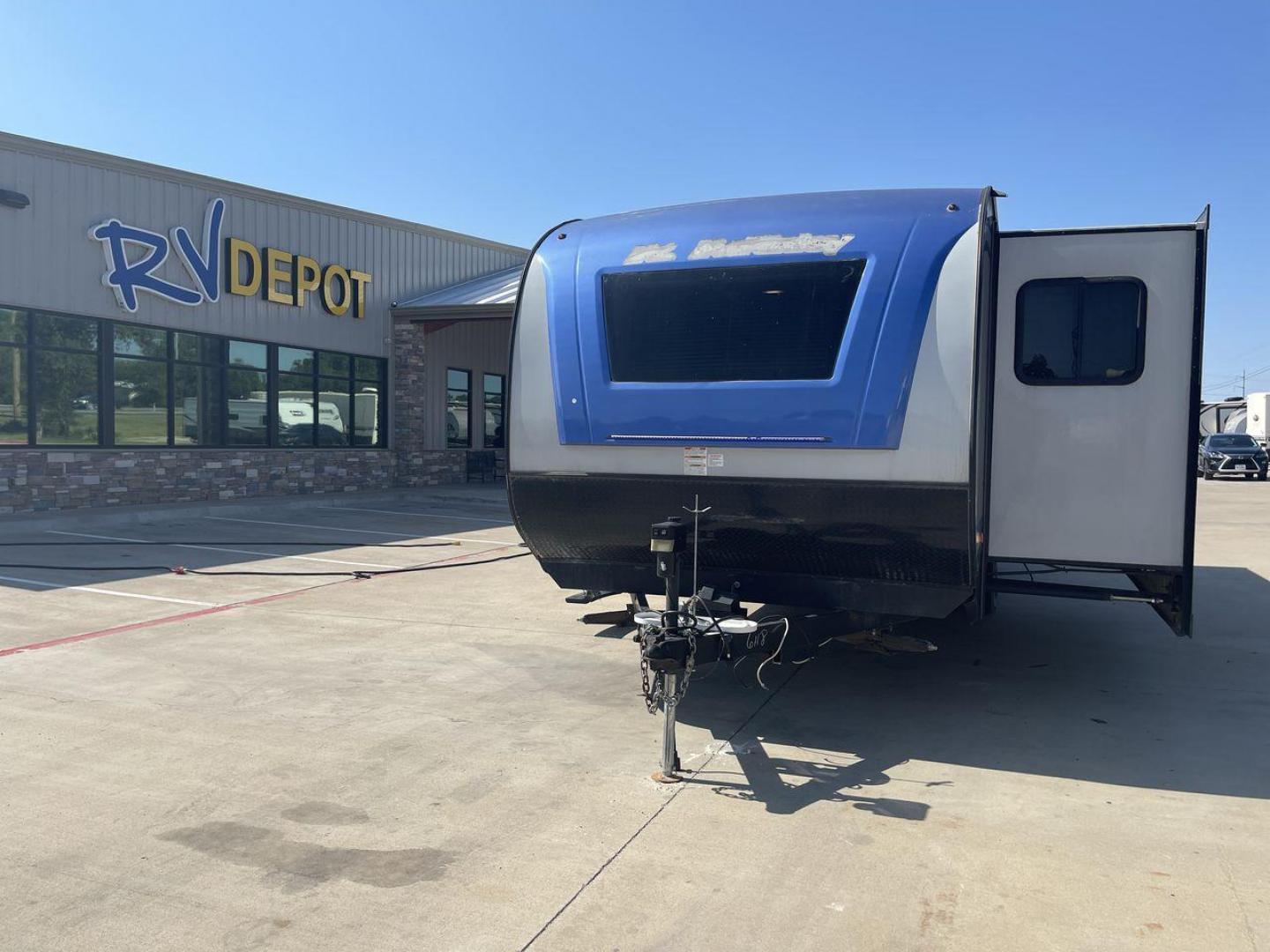 2018 GRAY RIVERSIDE MT MCKINLEY 830FK - (59CCC3223JL) , Length: 32 ft | Dry Weight: 5660 lbs | Slides: 1 transmission, located at 4319 N Main St, Cleburne, TX, 76033, (817) 678-5133, 32.385960, -97.391212 - Photo#0