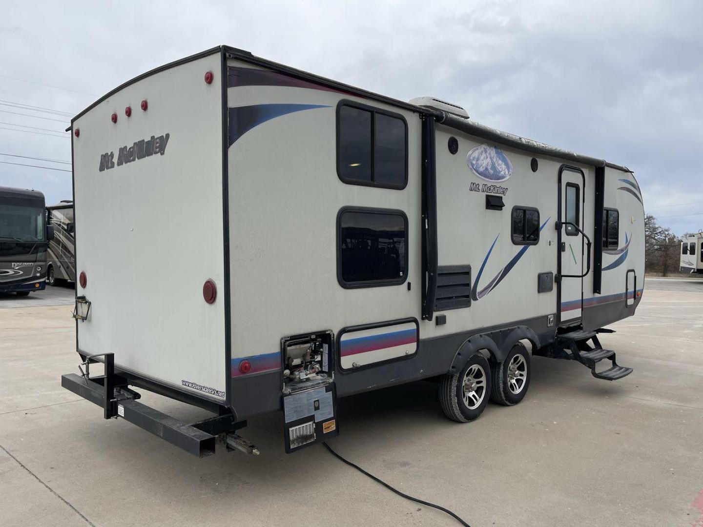 2018 TAN RVMT MT MCKINLEY 268RB (59CCC2829JL) , Length: 22 ft. | Dry Weight: 5320 lbs. | Slides: 1 transmission, located at 4319 N Main St, Cleburne, TX, 76033, (817) 678-5133, 32.385960, -97.391212 - Take a trip in the 2018 RVMT MT McKinley 268RB travel trailer and experience the freedom of the open road. Your camping trip will be delightful and unforgettable thanks to the thoughtful design of this comfortable and practical trailer. This trailer measures 22.8 ft in length, 8 ft in width, and - Photo#25