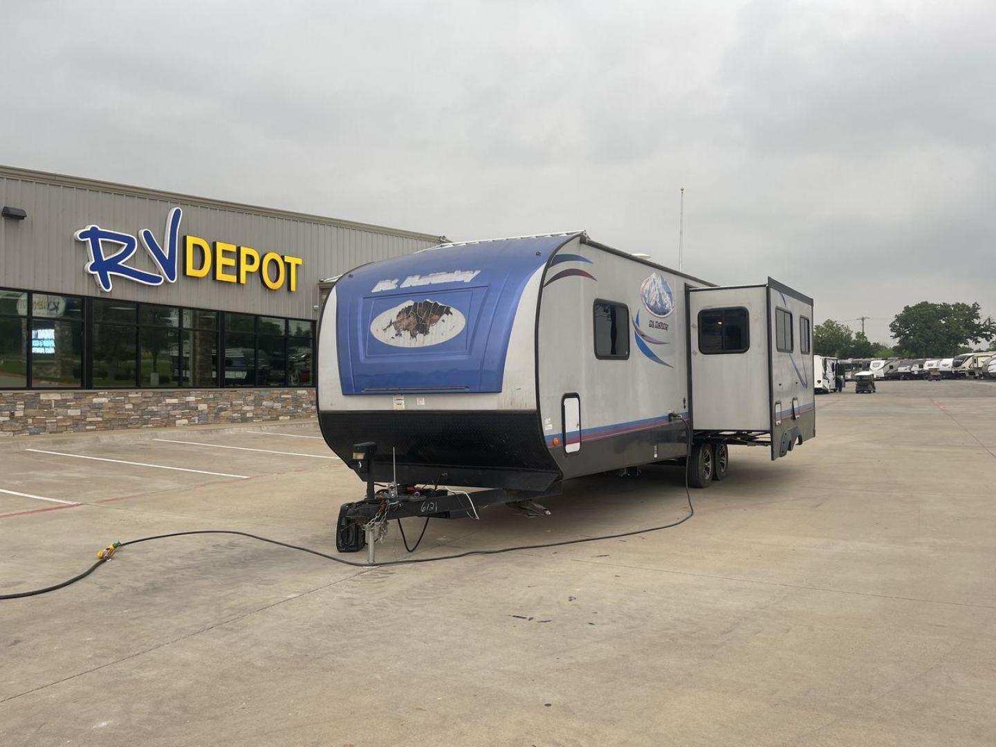 2018 GRAY RVMT MT MCKINLEY 832RL (59CCC3620JL) , Length: 32.25 ft | Dry Weight: 2,680 lbs. | Slides: 1 transmission, located at 4319 N Main St, Cleburne, TX, 76033, (817) 678-5133, 32.385960, -97.391212 - This 2018 RVMT MT MCKINLEY 832RL measures 32.25 ft. in length. It has a dry weight of 2,680 lbs. and it comes equipped with a slide and awning. Starting from the back the interior, we have two individual recliner seating with a side table in between and storage cabinets above. The living area als - Photo#0