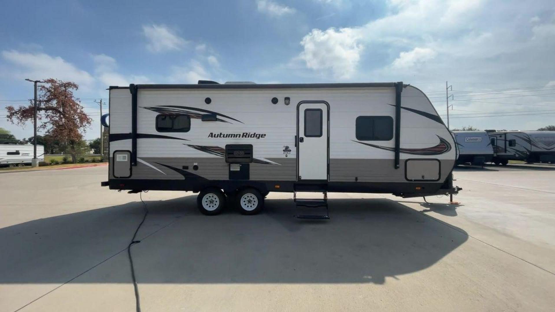 2018 WHITE STARCRAFT AUTUMN RIDGE 23RLS (1SABS0BN5J2) , Length: 29.08 ft. | Dry Weight: 5,297 lbs. | Slides: 1 transmission, located at 4319 N Main St, Cleburne, TX, 76033, (817) 678-5133, 32.385960, -97.391212 - The 2018 Starcraft Autumn Ridge 23RLS travel trailer is a stylish way to take in the beauty of nature. This RV is expertly built and designed to provide the ideal balance of elegance, practicality, and comfort for your camping excursions. This travel trailer measures 29.08 ft in length, 7.92 ft i - Photo#2