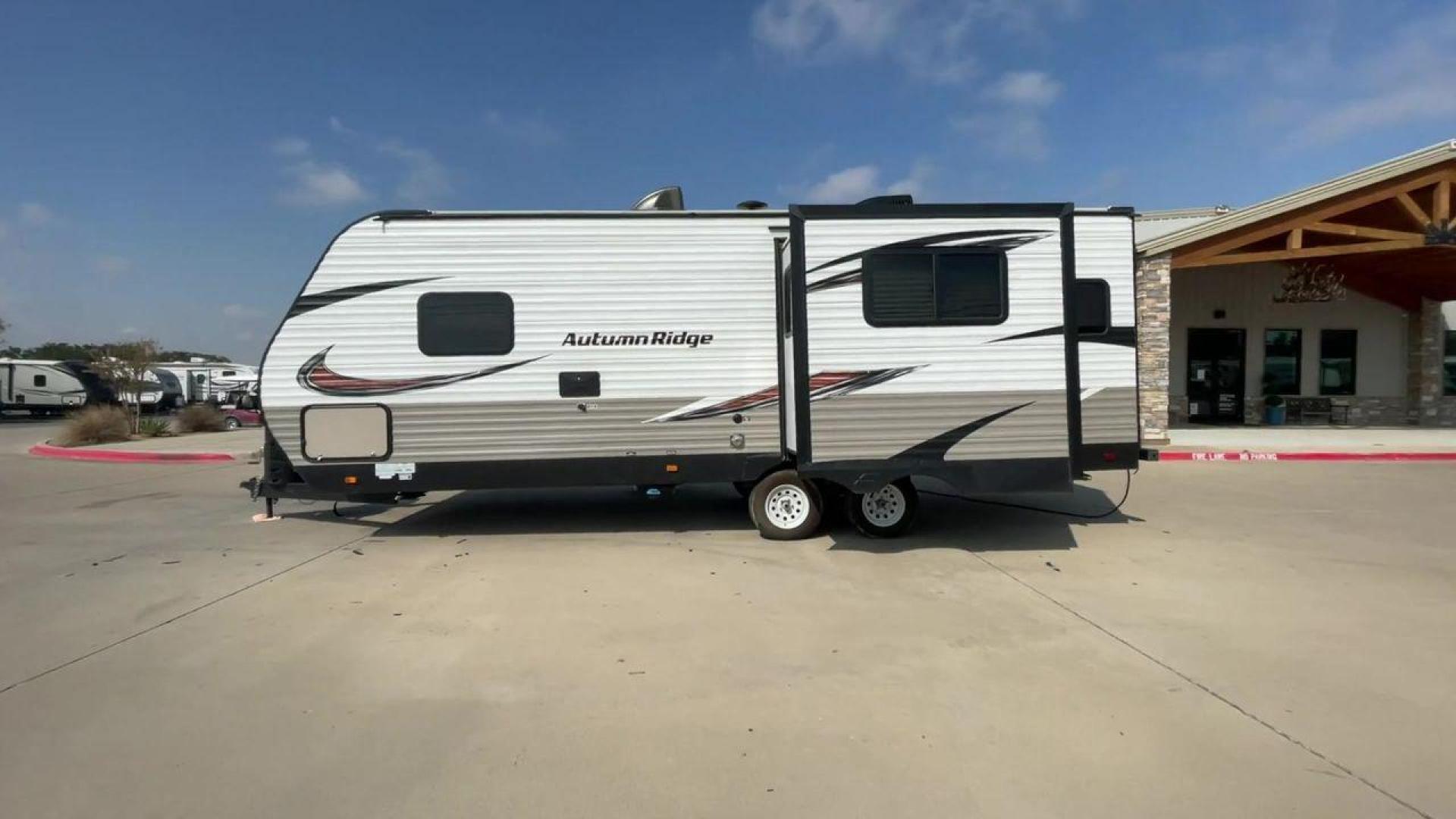 2018 WHITE STARCRAFT AUTUMN RIDGE 23RLS (1SABS0BN5J2) , Length: 29.08 ft. | Dry Weight: 5,297 lbs. | Slides: 1 transmission, located at 4319 N Main St, Cleburne, TX, 76033, (817) 678-5133, 32.385960, -97.391212 - The 2018 Starcraft Autumn Ridge 23RLS travel trailer is a stylish way to take in the beauty of nature. This RV is expertly built and designed to provide the ideal balance of elegance, practicality, and comfort for your camping excursions. This travel trailer measures 29.08 ft in length, 7.92 ft i - Photo#6