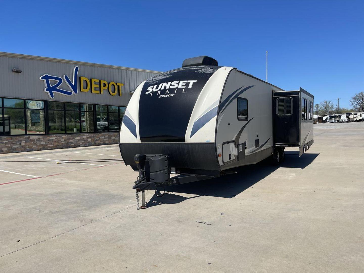 2018 TAN SUNSET TRAIL 291RK - (4YDT29121J5) , Length: 33.33 ft. | Dry Weight: 5,686 lbs. | Gross Weight: 7,600 lbs. | Slides: 1 transmission, located at 4319 N Main St, Cleburne, TX, 76033, (817) 678-5133, 32.385960, -97.391212 - Photo#0