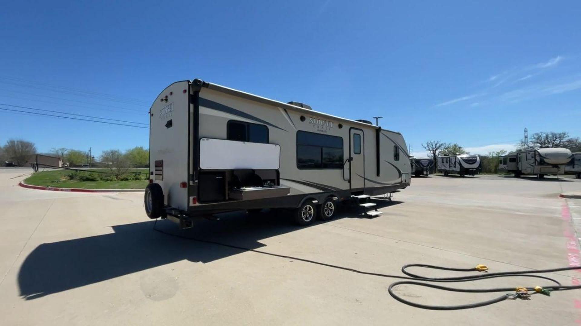 2018 TAN SUNSET TRAIL 291RK - (4YDT29121J5) , Length: 33.33 ft. | Dry Weight: 5,686 lbs. | Gross Weight: 7,600 lbs. | Slides: 1 transmission, located at 4319 N Main St, Cleburne, TX, 76033, (817) 678-5133, 32.385960, -97.391212 - Photo#1