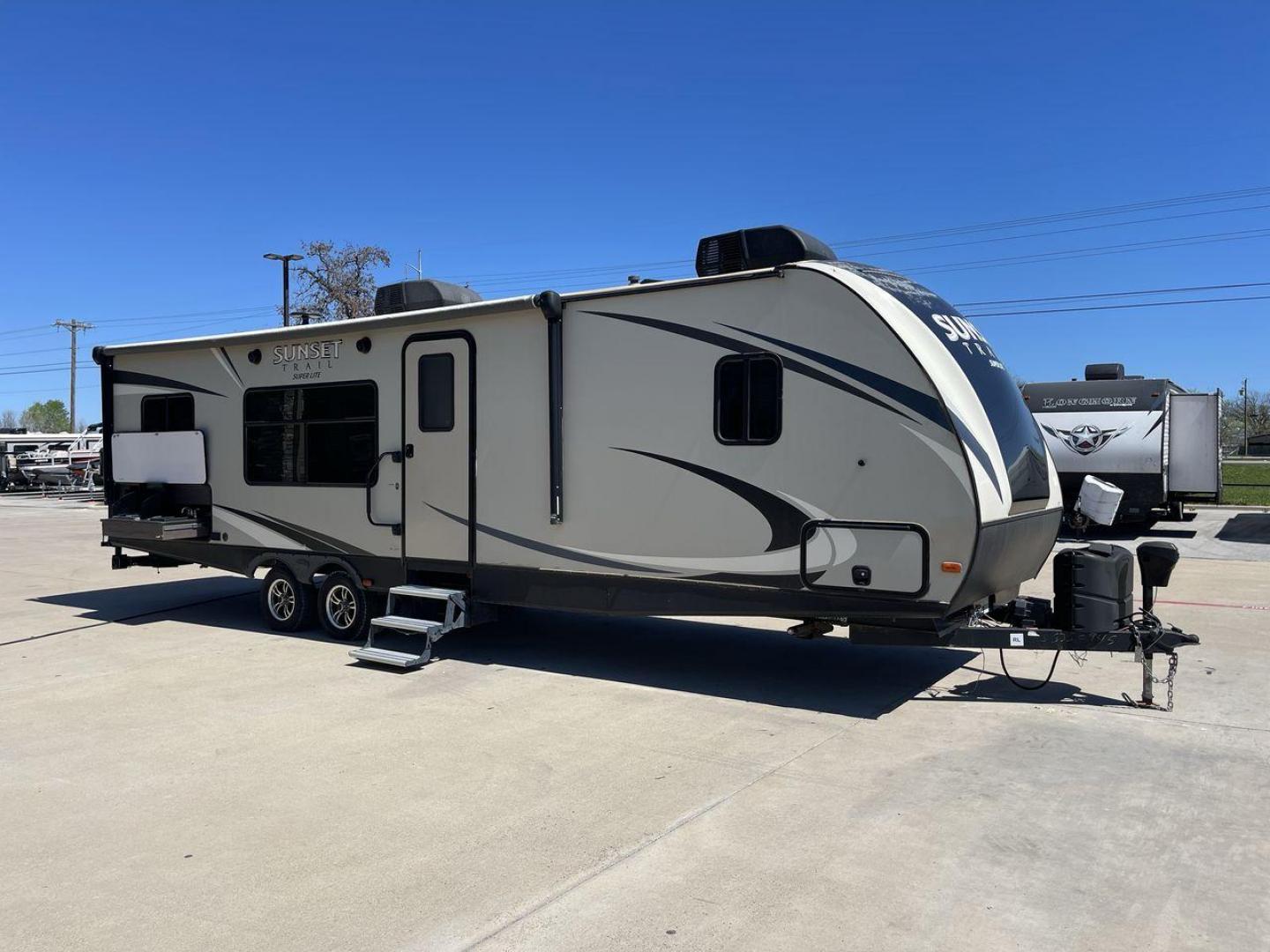 2018 TAN SUNSET TRAIL 291RK - (4YDT29121J5) , Length: 33.33 ft. | Dry Weight: 5,686 lbs. | Gross Weight: 7,600 lbs. | Slides: 1 transmission, located at 4319 N Main St, Cleburne, TX, 76033, (817) 678-5133, 32.385960, -97.391212 - Photo#22