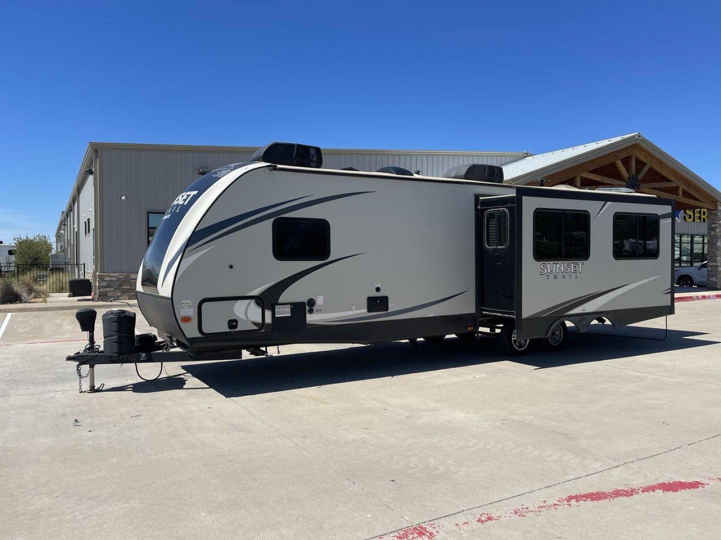 2018 TAN SUNSET TRAIL 291RK - (4YDT29121J5) , Length: 33.33 ft. | Dry Weight: 5,686 lbs. | Gross Weight: 7,600 lbs. | Slides: 1 transmission, located at 4319 N Main St, Cleburne, TX, 76033, (817) 678-5133, 32.385960, -97.391212 - Photo#23