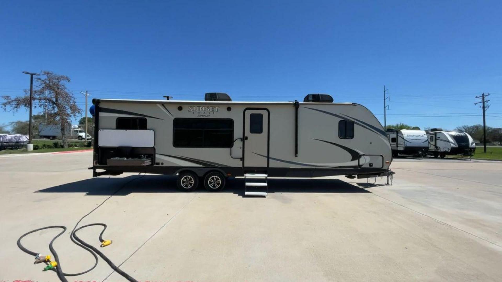 2018 TAN SUNSET TRAIL 291RK - (4YDT29121J5) , Length: 33.33 ft. | Dry Weight: 5,686 lbs. | Gross Weight: 7,600 lbs. | Slides: 1 transmission, located at 4319 N Main St, Cleburne, TX, 76033, (817) 678-5133, 32.385960, -97.391212 - Photo#2