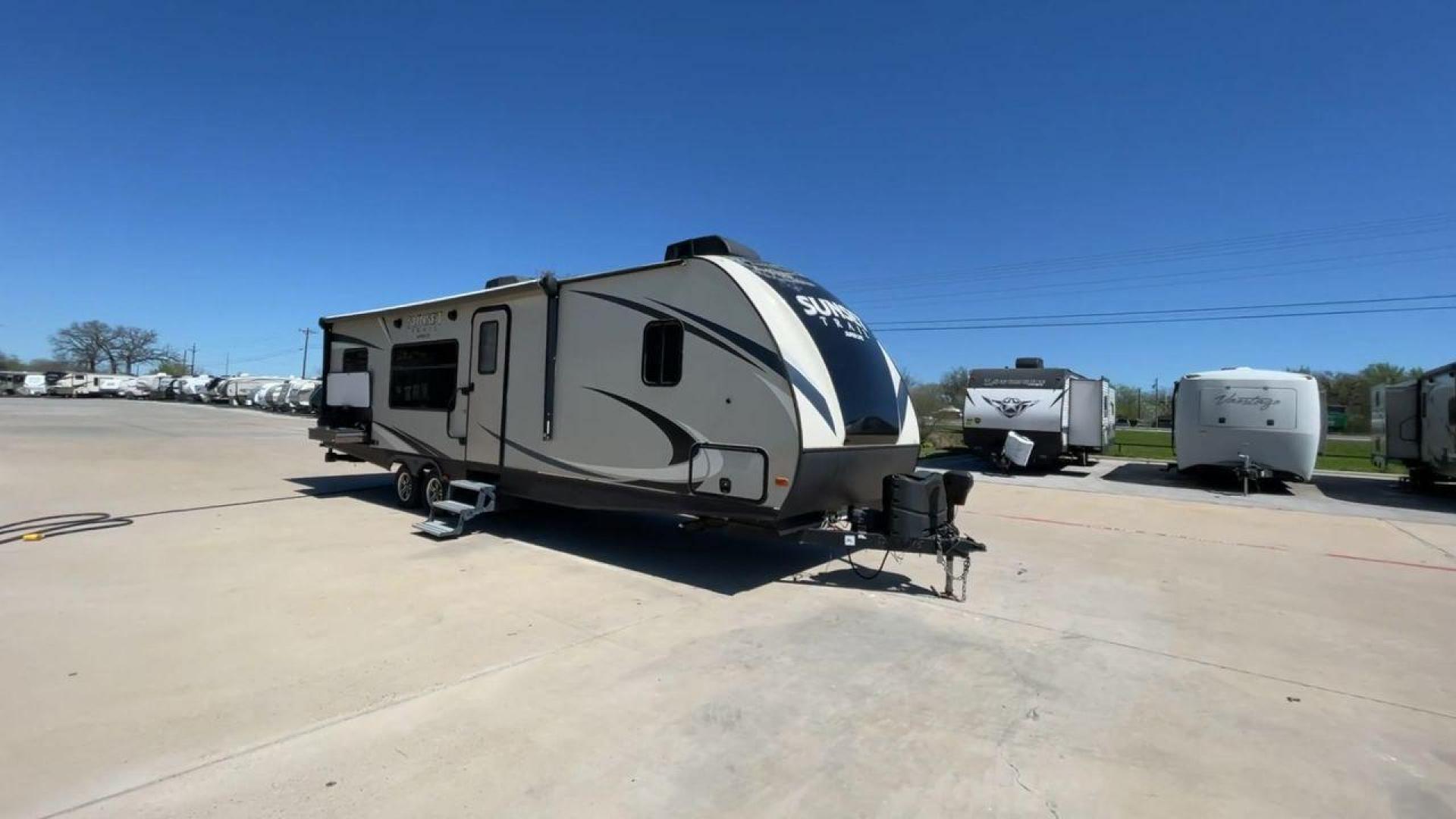 2018 TAN SUNSET TRAIL 291RK - (4YDT29121J5) , Length: 33.33 ft. | Dry Weight: 5,686 lbs. | Gross Weight: 7,600 lbs. | Slides: 1 transmission, located at 4319 N Main St, Cleburne, TX, 76033, (817) 678-5133, 32.385960, -97.391212 - Photo#3