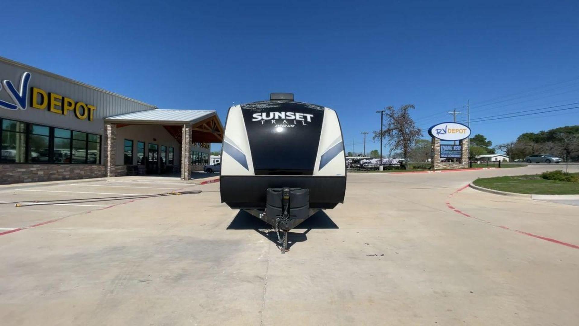 2018 TAN SUNSET TRAIL 291RK - (4YDT29121J5) , Length: 33.33 ft. | Dry Weight: 5,686 lbs. | Gross Weight: 7,600 lbs. | Slides: 1 transmission, located at 4319 N Main St, Cleburne, TX, 76033, (817) 678-5133, 32.385960, -97.391212 - Photo#4