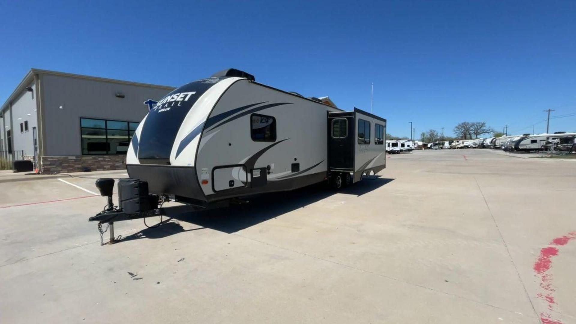 2018 TAN SUNSET TRAIL 291RK - (4YDT29121J5) , Length: 33.33 ft. | Dry Weight: 5,686 lbs. | Gross Weight: 7,600 lbs. | Slides: 1 transmission, located at 4319 N Main St, Cleburne, TX, 76033, (817) 678-5133, 32.385960, -97.391212 - Photo#5