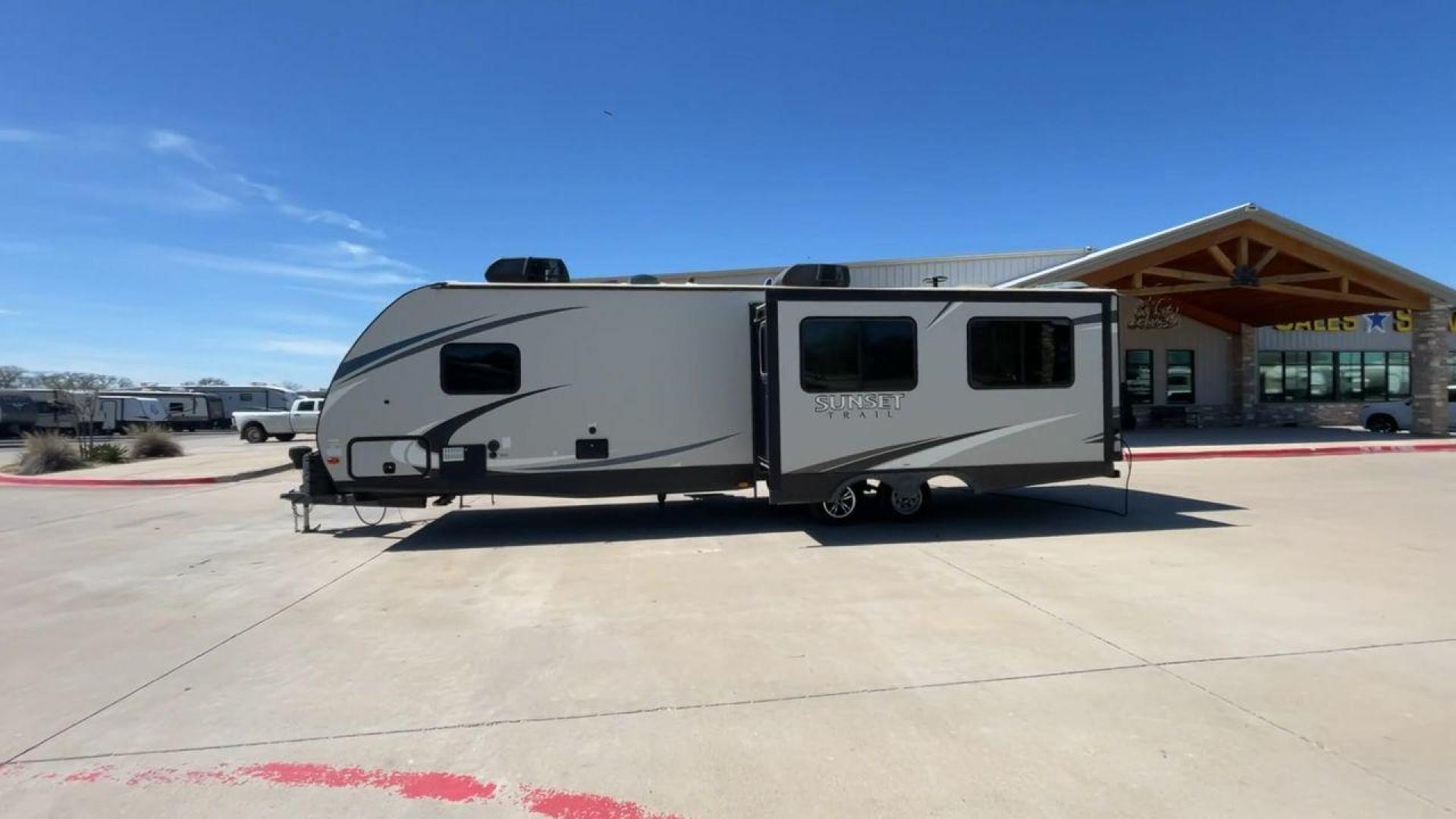 2018 TAN SUNSET TRAIL 291RK - (4YDT29121J5) , Length: 33.33 ft. | Dry Weight: 5,686 lbs. | Gross Weight: 7,600 lbs. | Slides: 1 transmission, located at 4319 N Main St, Cleburne, TX, 76033, (817) 678-5133, 32.385960, -97.391212 - Photo#6