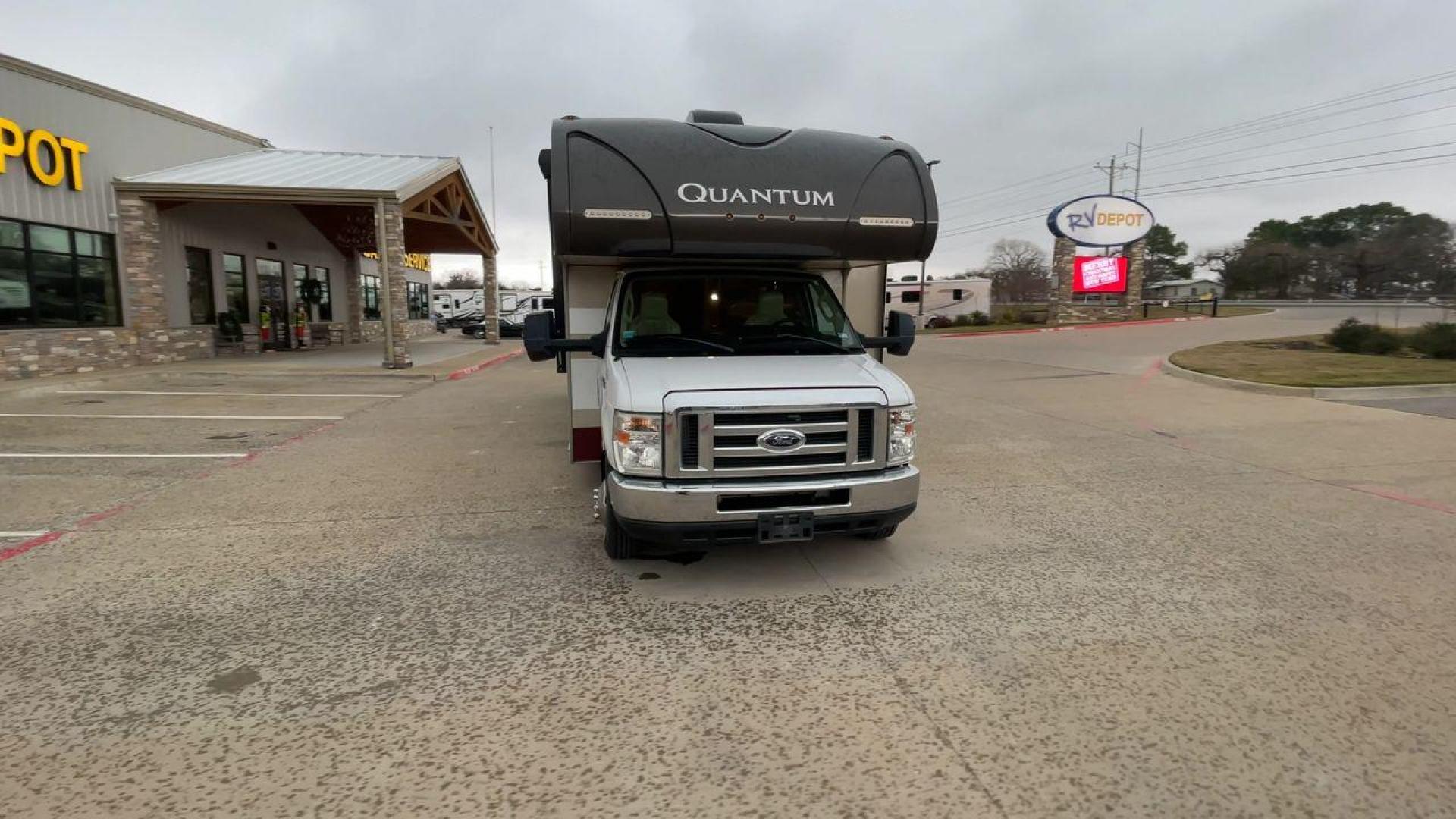 2018 THOR QUANTUM LF31 (1FDXE4FS5JD) , Length: 32.58 ft. | Gross Weight: 14,500 lbs. transmission, located at 4319 N Main St, Cleburne, TX, 76033, (817) 678-5133, 32.385960, -97.391212 - The 2018 Thor Quantum LF31 is a luxurious Class C motorhome that combines elegance with functionality, designed to enhance your road trips and adventures. With a length of 32.58 ft., a width of 8.25 ft., and a height of 11.08 ft., it provides a spacious interior. It features an interior height of 7 - Photo#4