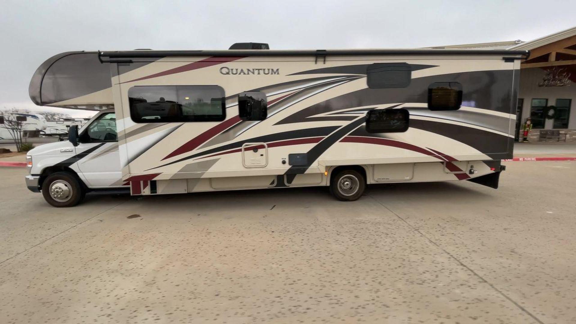 2018 THOR QUANTUM LF31 (1FDXE4FS5JD) , Length: 32.58 ft. | Gross Weight: 14,500 lbs. transmission, located at 4319 N Main St, Cleburne, TX, 76033, (817) 678-5133, 32.385960, -97.391212 - The 2018 Thor Quantum LF31 is a luxurious Class C motorhome that combines elegance with functionality, designed to enhance your road trips and adventures. With a length of 32.58 ft., a width of 8.25 ft., and a height of 11.08 ft., it provides a spacious interior. It features an interior height of 7 - Photo#6